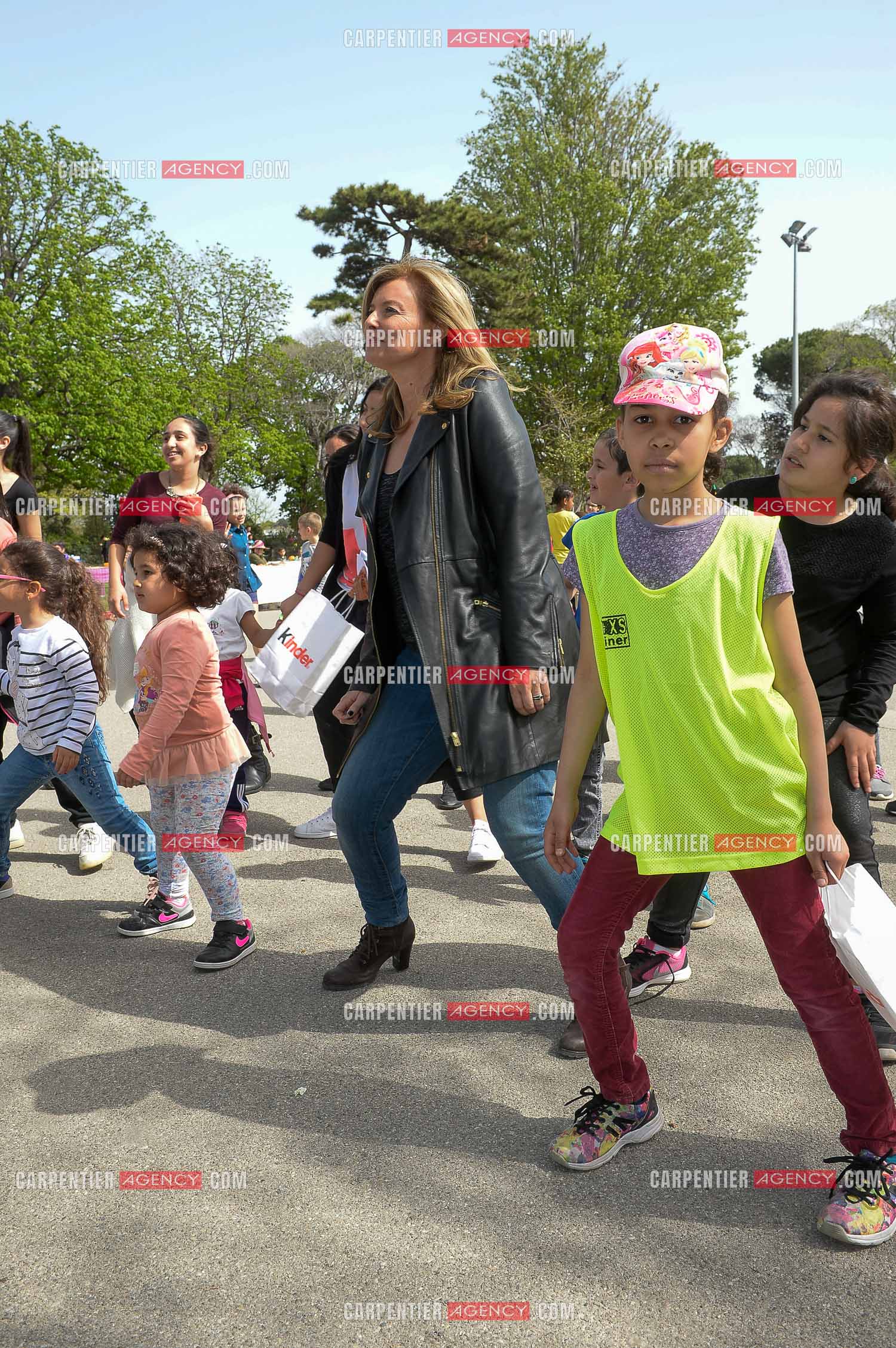Valérie Trierweiler fait la chasse aux œufs de Pâques solidaire du secours Pop 13. Valérie a passé toute l'après-midi auprès des enfants du Secours Pop à Marseille au Parc Longchamp.