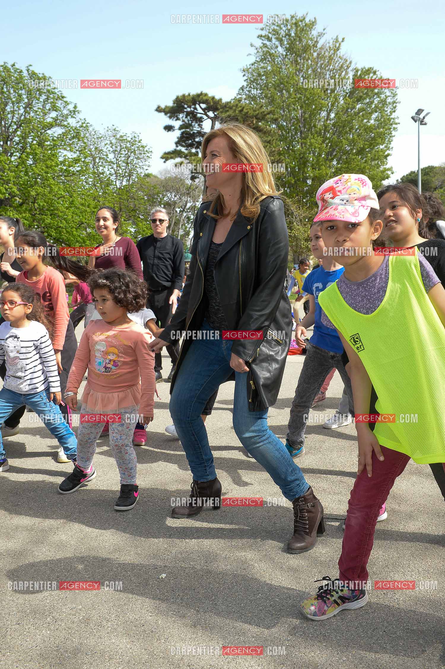 Valérie Trierweiler fait la chasse aux œufs de Pâques solidaire du secours Pop 13. Valérie a passé toute l'après-midi auprès des enfants du Secours Pop à Marseille au Parc Longchamp.