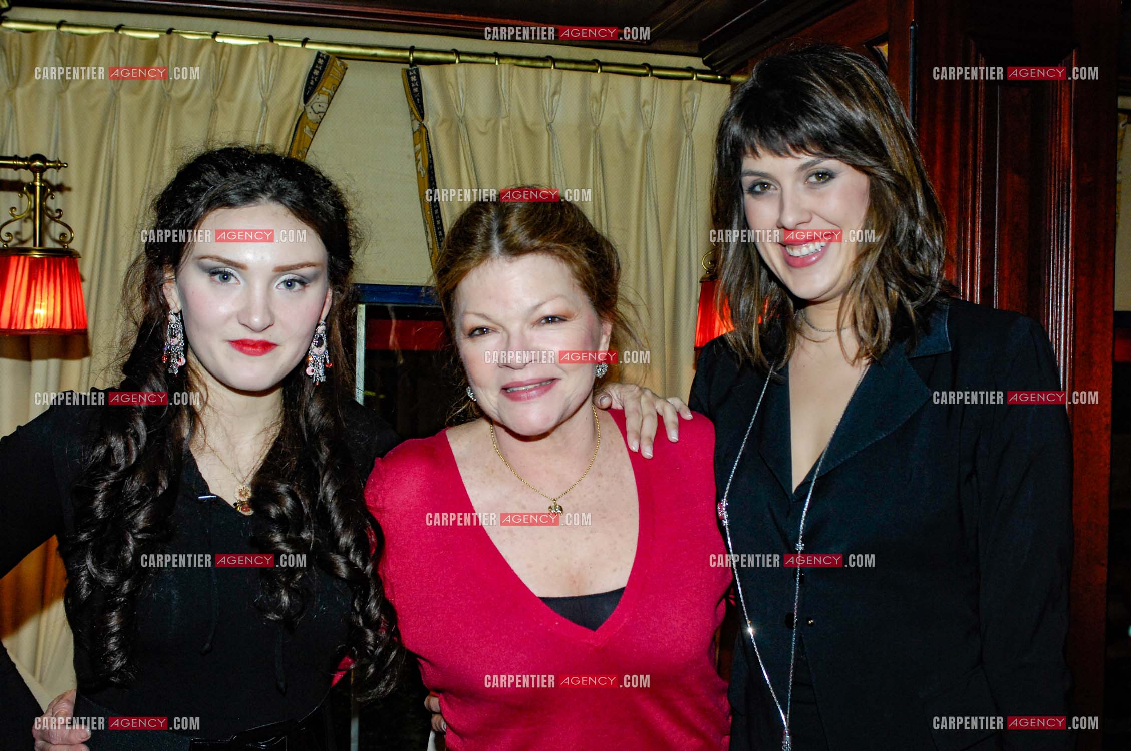 Générale de la pièce “ Les Demoiselles D'Avignon “ de Jaime Salom au théâtre Rive Gauche à Paris le 06 Février 2008. Dans les loges, l'actrice Catherine Allégret entourée des deux comédiènnes Laura Presgurvic et Serena Reinaldi.   ( Exclusif )