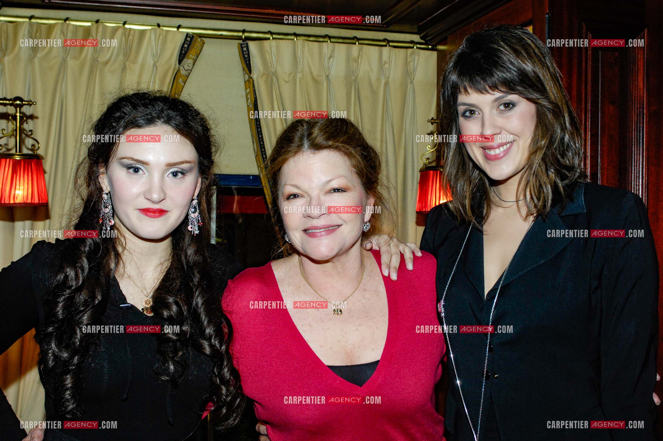 Générale de la pièce “ Les Demoiselles D'Avignon “ de Jaime Salom au théâtre Rive Gauche à Paris le 06 Février 2008. Dans les loges, l'actrice Catherine Allégret entourée des deux comédiènnes Laura Presgurvic et Serena Reinaldi.   ( Exclusif )