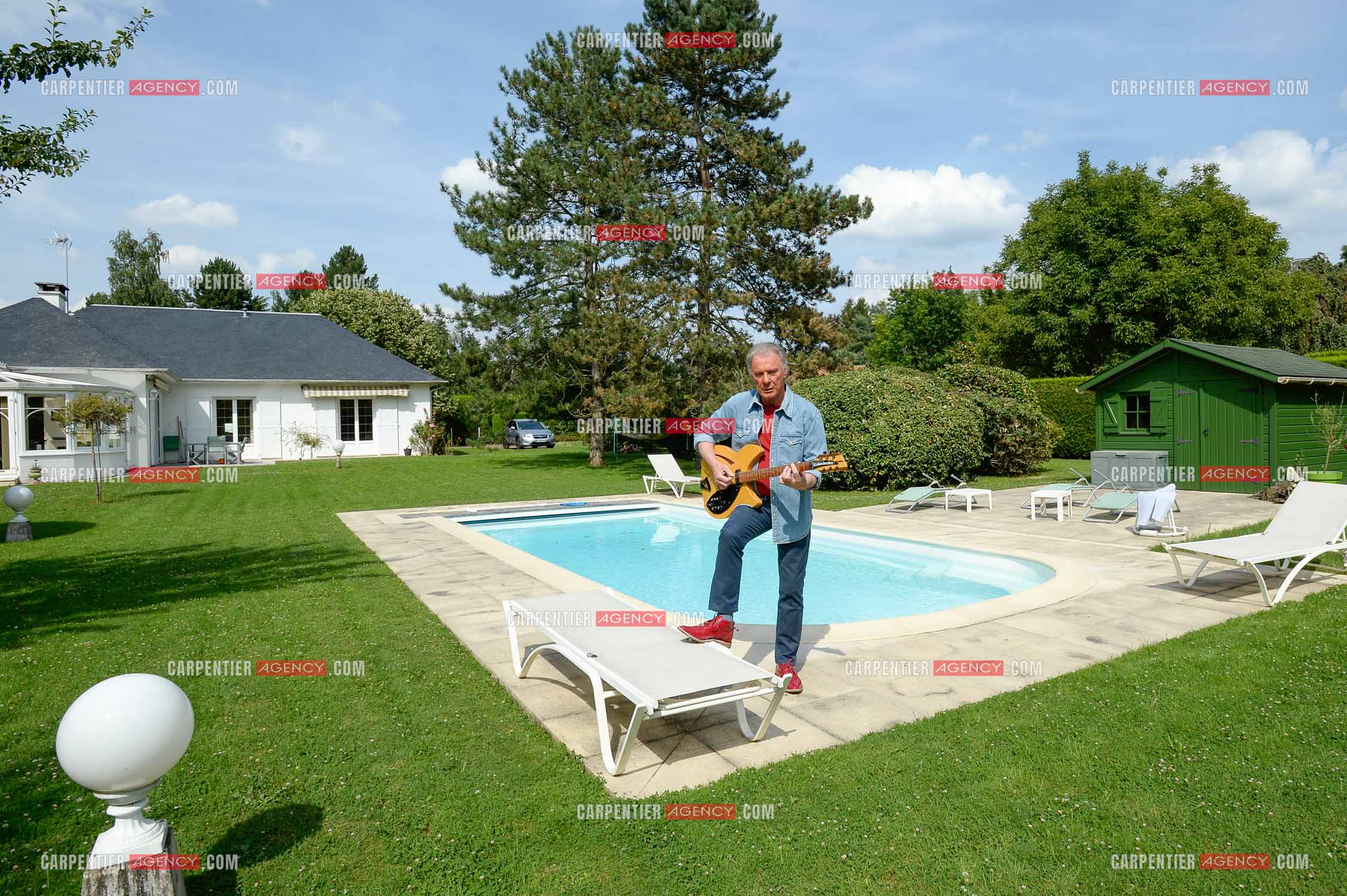 Le chanteur Herbert Léonard chez lui a Barbizon.    ( Exclusif )