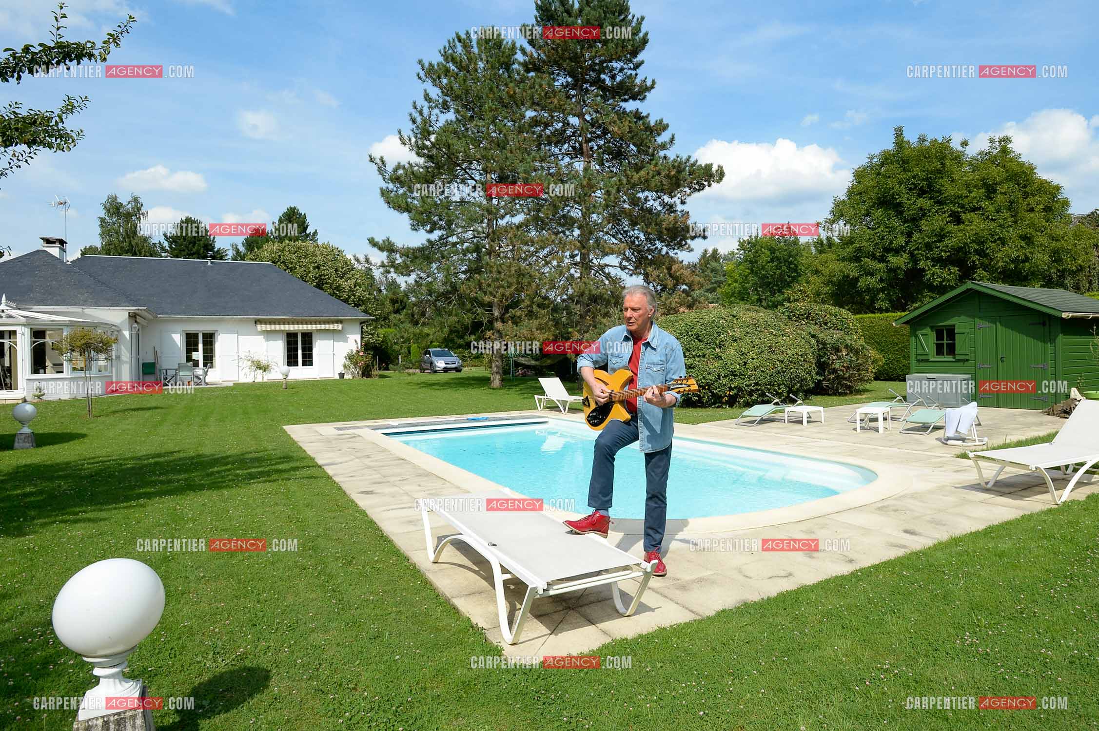 Le chanteur Herbert Léonard chez lui a Barbizon.    ( Exclusif )