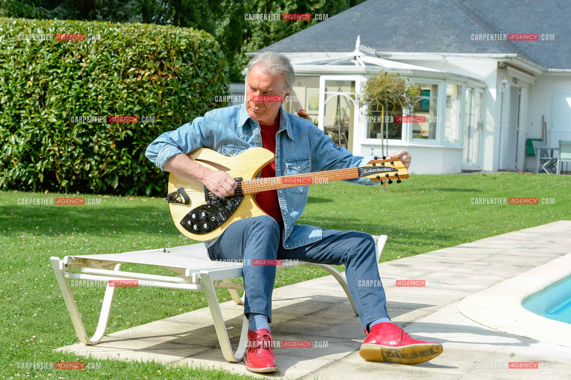 Le chanteur Herbert Léonard chez lui a Barbizon.    ( Exclusif )