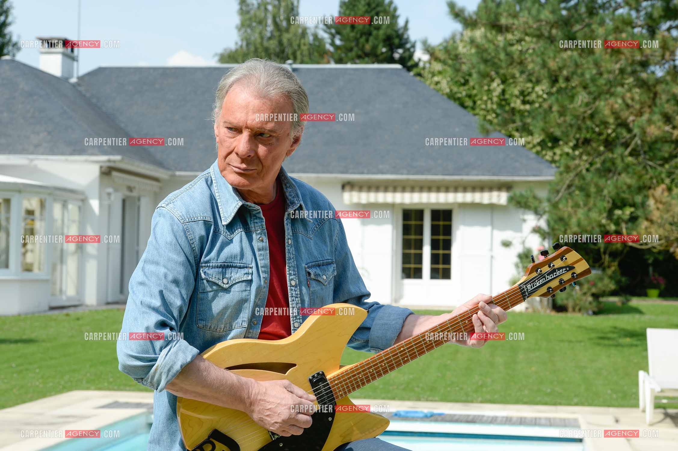 Le chanteur Herbert Léonard chez lui a Barbizon.    ( Exclusif )
