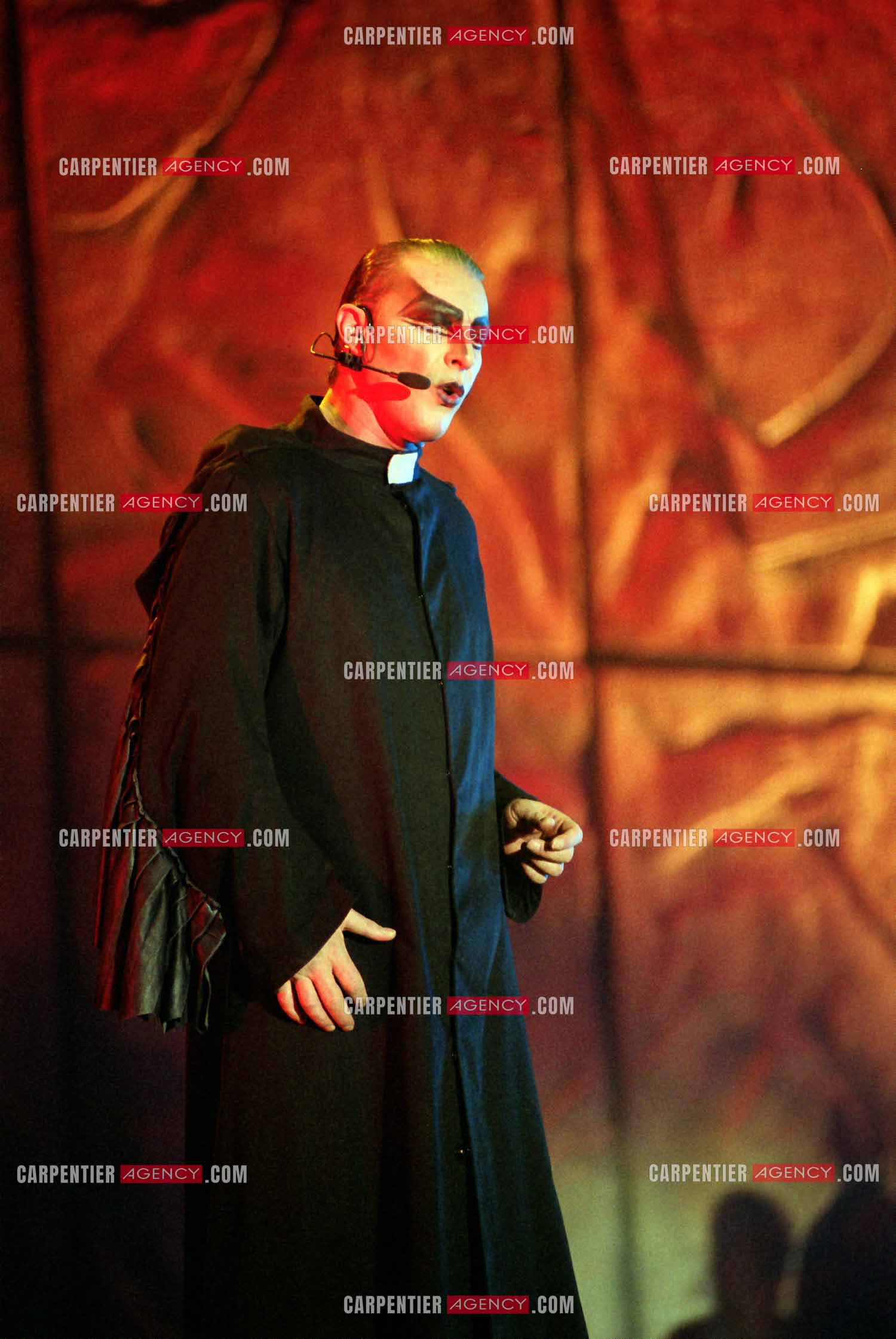 Le chanteur Herbert Léonard dans son rôle de Frollo pour la comédie musicale “ Notre Dame De Paris “.    ( Exclusif )