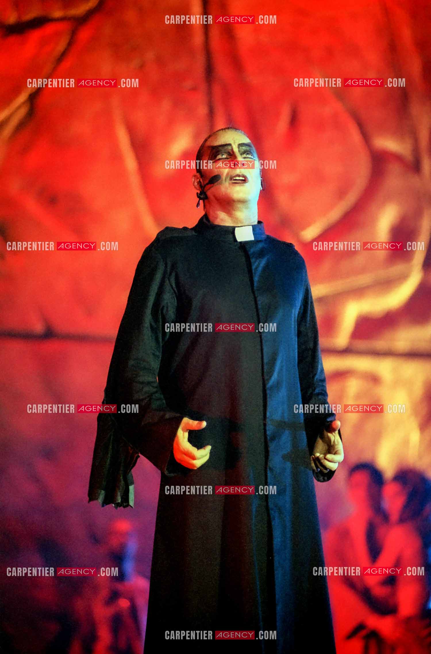 Le chanteur Herbert Léonard dans son rôle de Frollo pour la comédie musicale “ Notre Dame De Paris “.    ( Exclusif )