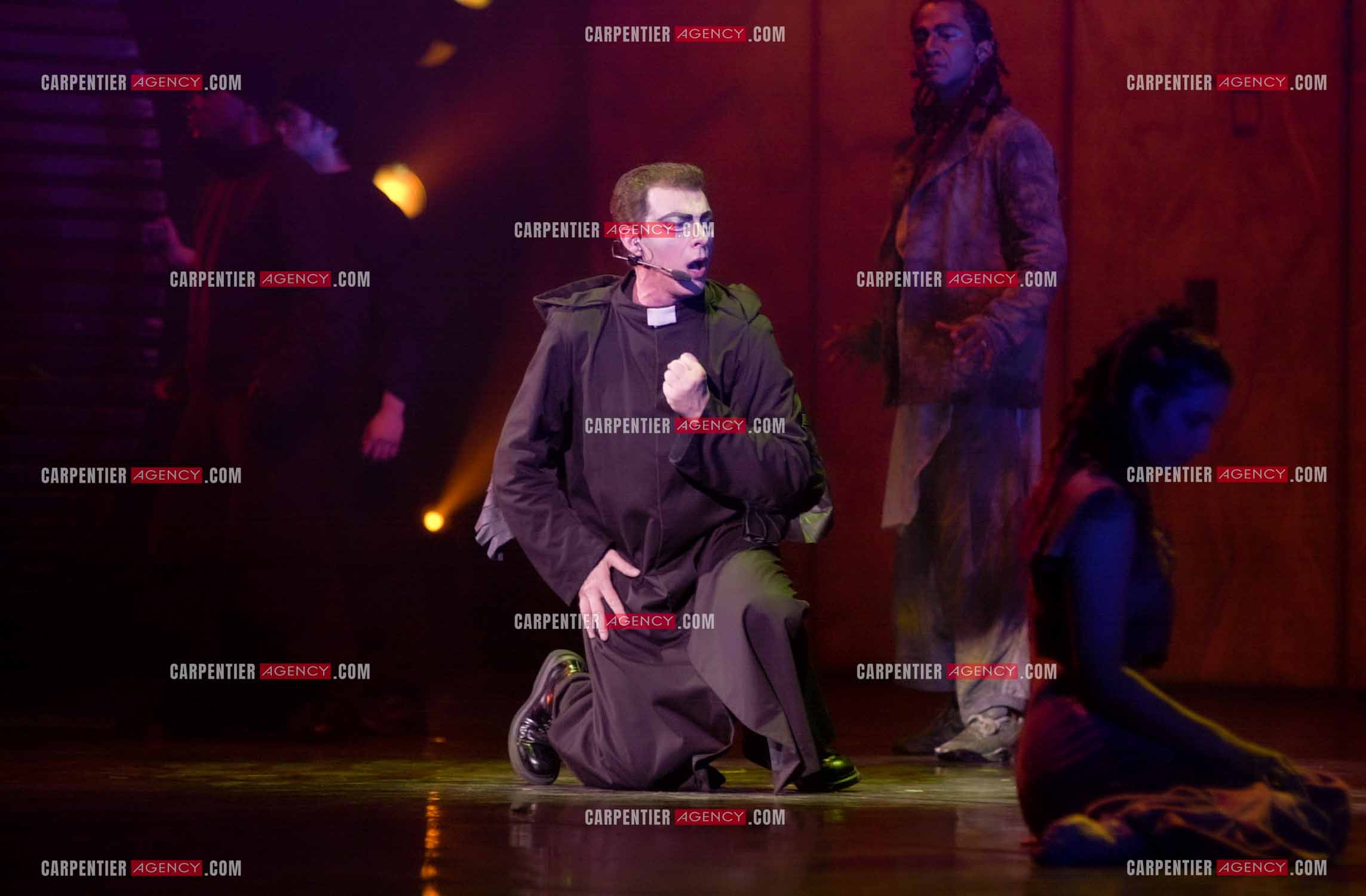 Le chanteur Herbert Léonard dans son rôle de Frollo pour la comédie musicale “ Notre Dame De Paris “.    ( Exclusif )