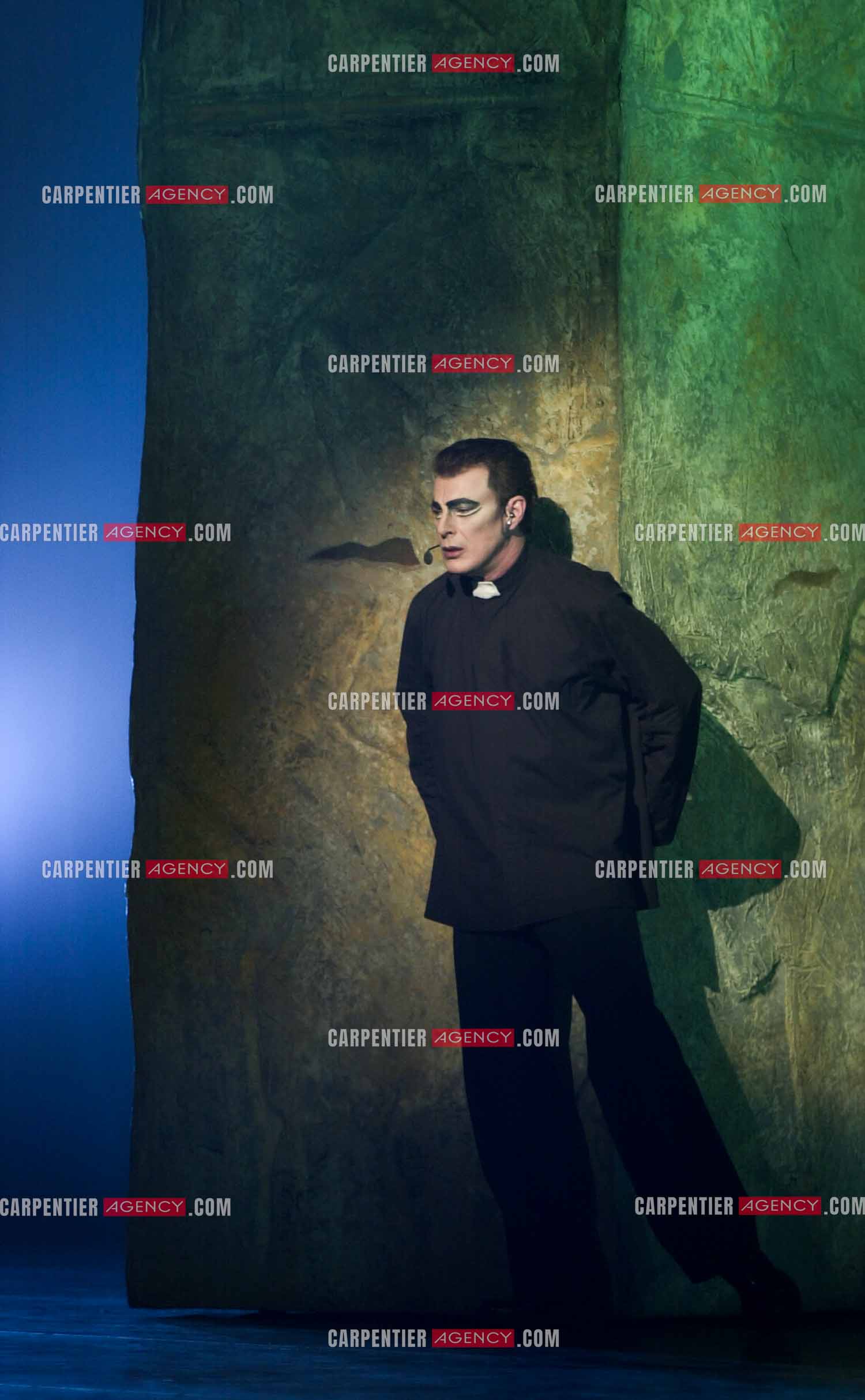 Le chanteur Herbert Léonard dans son rôle de Frollo pour la comédie musicale “ Notre Dame De Paris “.    ( Exclusif )