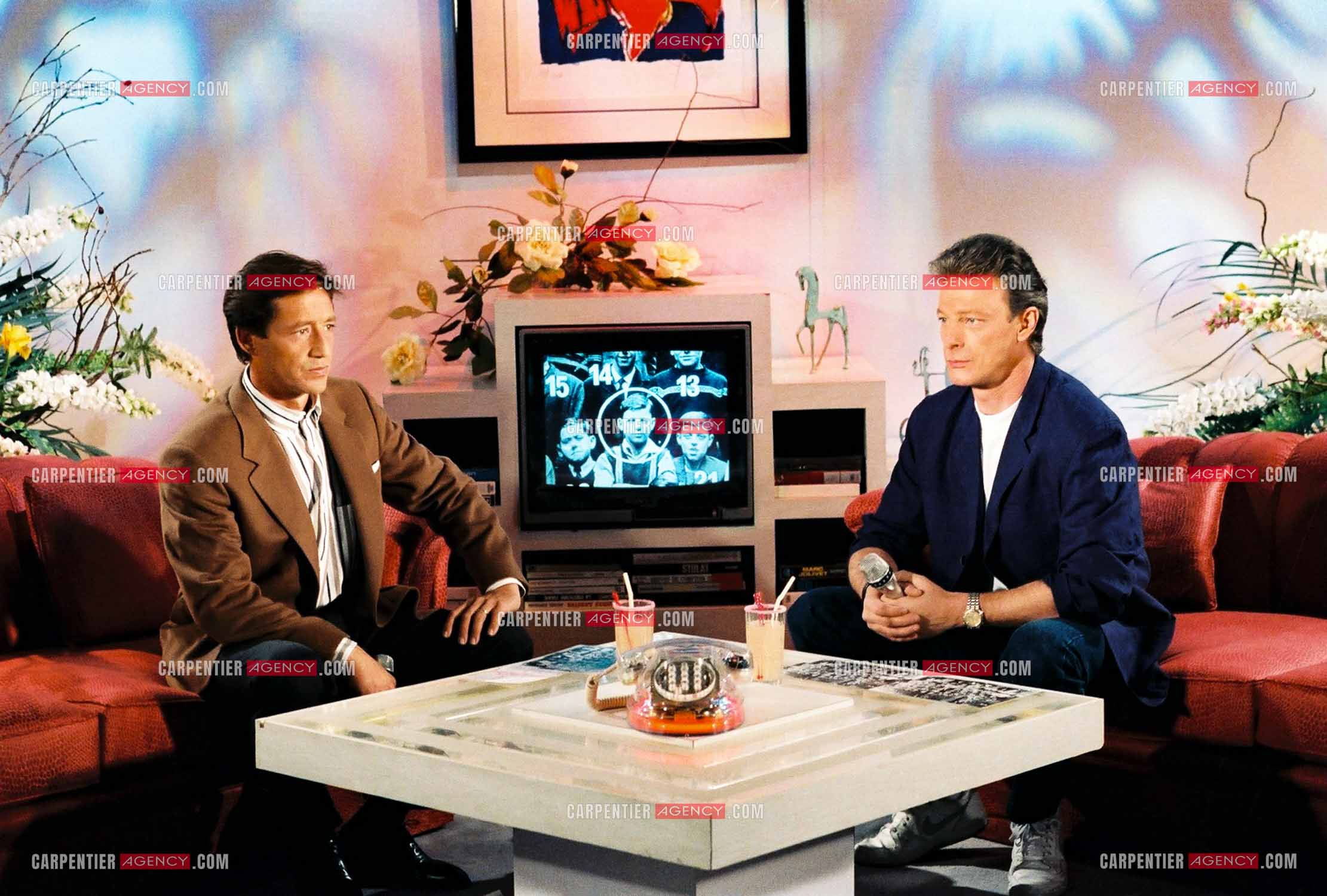 Le chanteur Herbert Léonard invité de Patrick Sabatier pour l'émission “Avis de Recherche“ en 1990.    ( Exclusif )