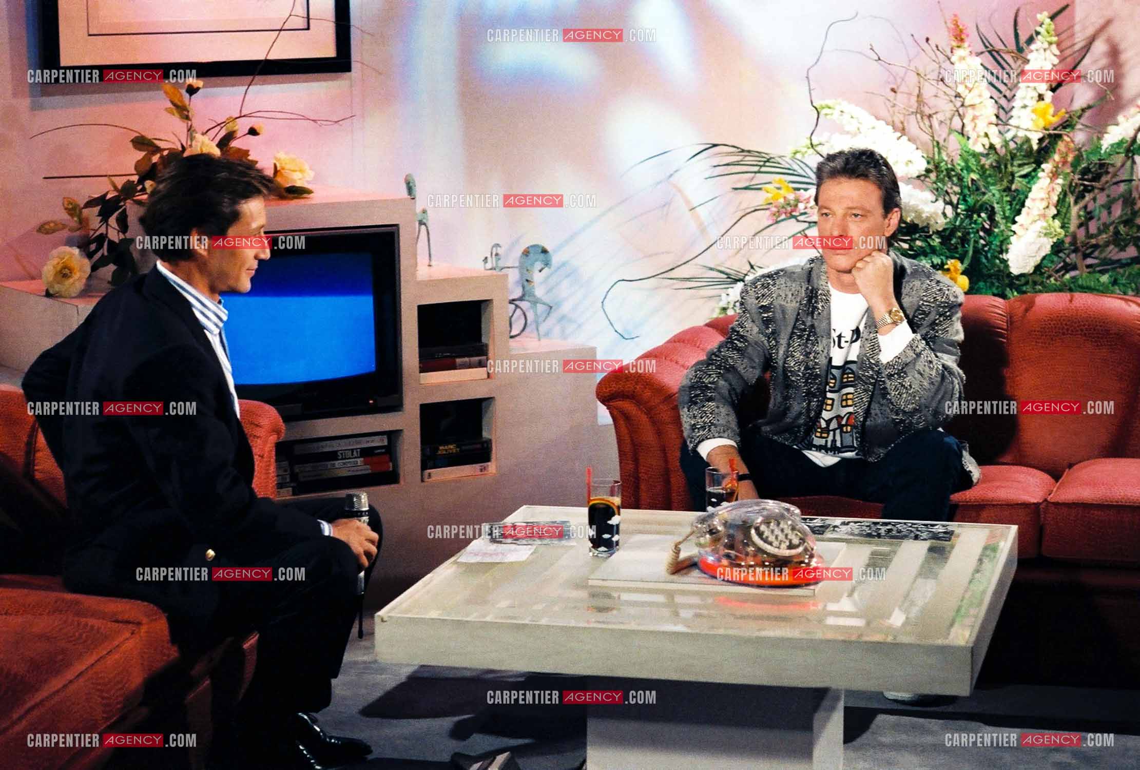 Le chanteur Herbert Léonard invité de Patrick Sabatier pour l'émission “Avis de Recherche“ en 1990.    ( Exclusif )