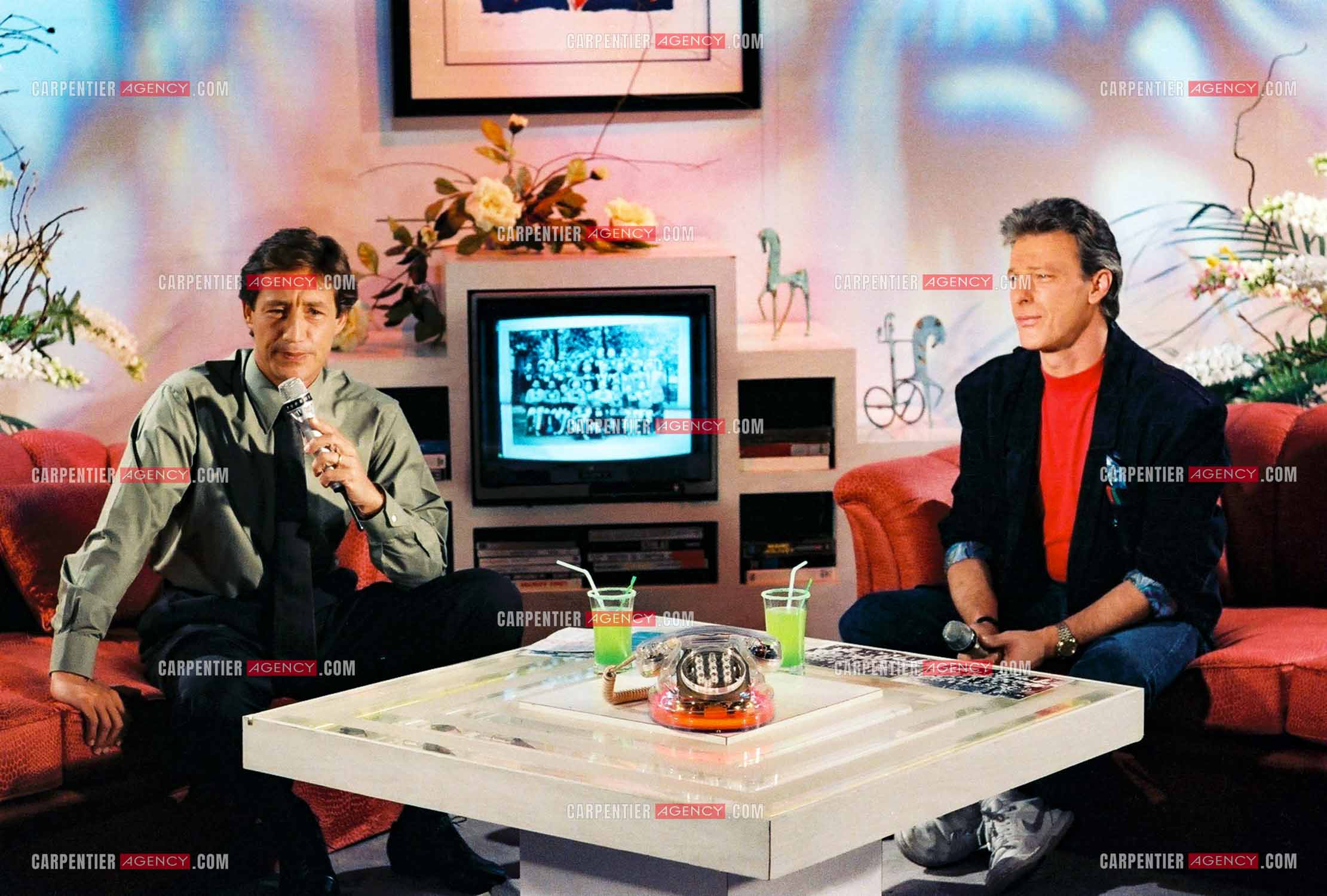 Le chanteur Herbert Léonard invité de Patrick Sabatier pour l'émission “Avis de Recherche“ en 1990.    ( Exclusif )