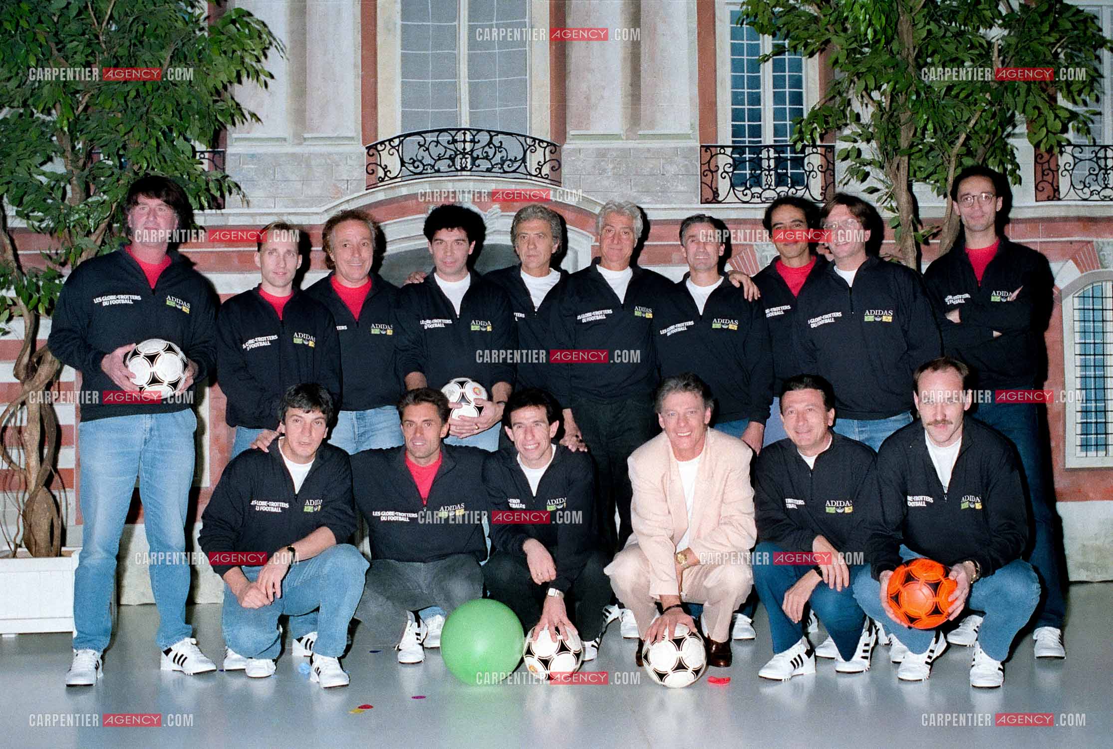 Le chanteur Herbert Léonard invité spécial pour l'émission “ Avis de Recherche “ en 1990. Parmis les invités, l'équipe de football des amis d'Herbert “ Les Globes-Trotters “ avec quelques personnalitées: Bernard  Sauvat, Georges Chelon, Gérard Holtz et Jean Falissard.   ( Exclusif )