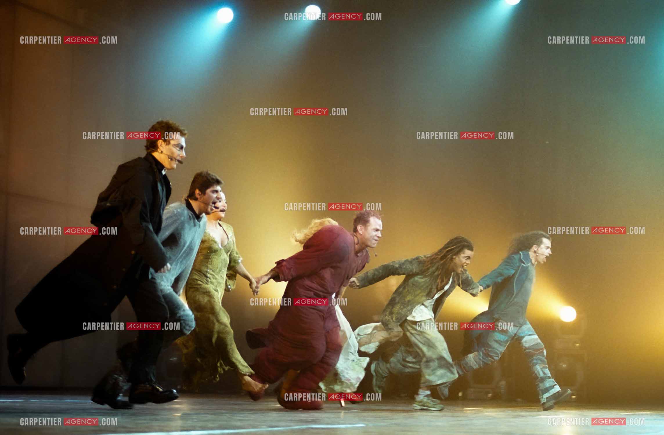 Le chanteur Herbert Léonard dans son rôle de Frollo pour la comédie musicale “ Notre Dame De Paris “. Sur la scène du Palais des Congrès avec Patrick Fiori, Hélène Ségara, Bruno Pelletier, Véroniqua Antico, Garou et Luck Mervil.   ( Exclusif )