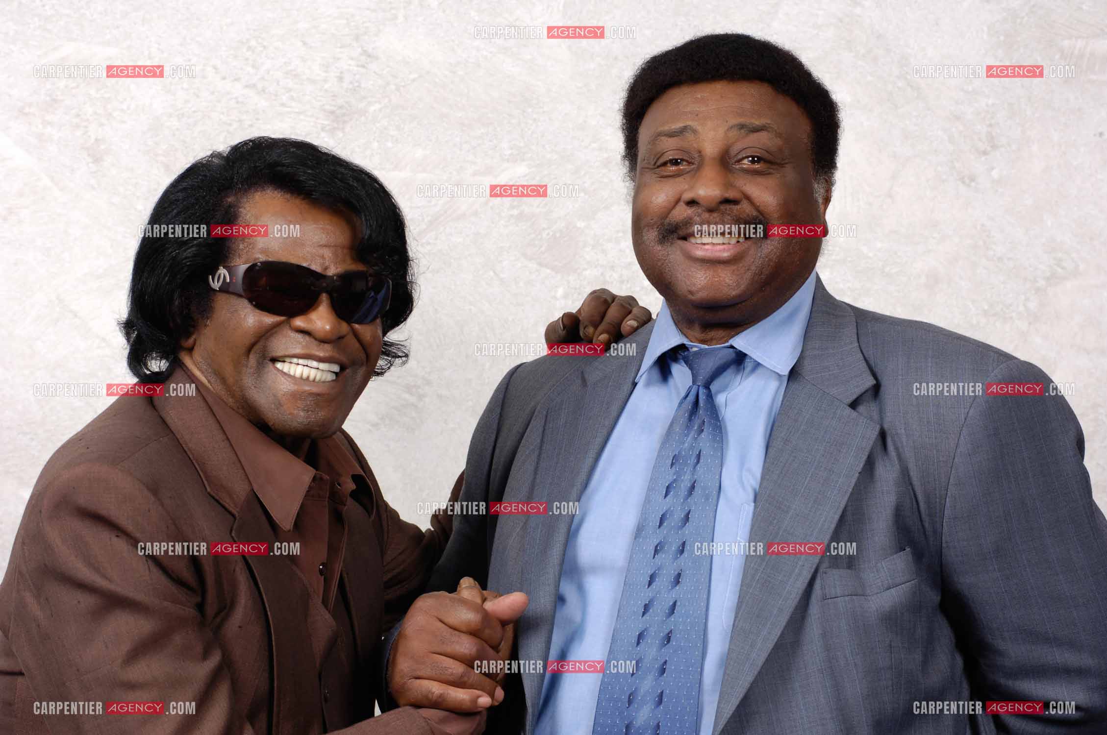 Le chanteur américain James Brown et son manager Charles Bobbit lors d'une séance photo dans sa chambre d'hôtel à Paris.  ( Exclusif )