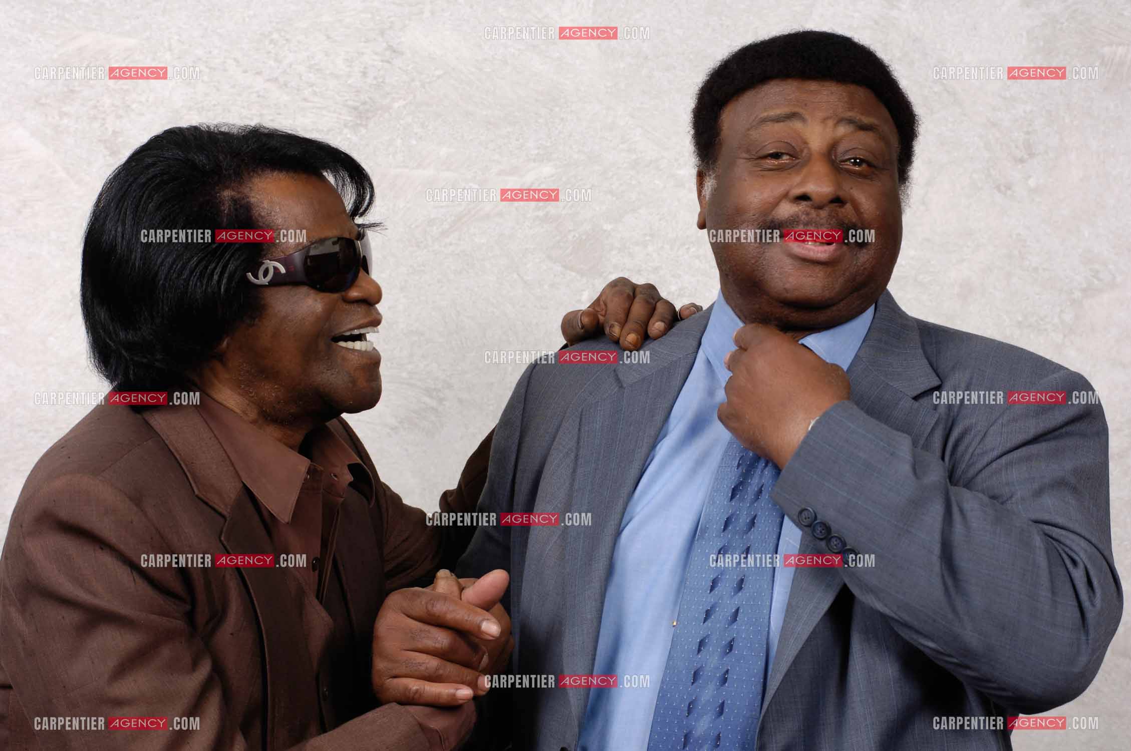 Le chanteur américain James Brown et son manager Charles Bobbit lors d'une séance photo dans sa chambre d'hôtel à Paris.  ( Exclusif )