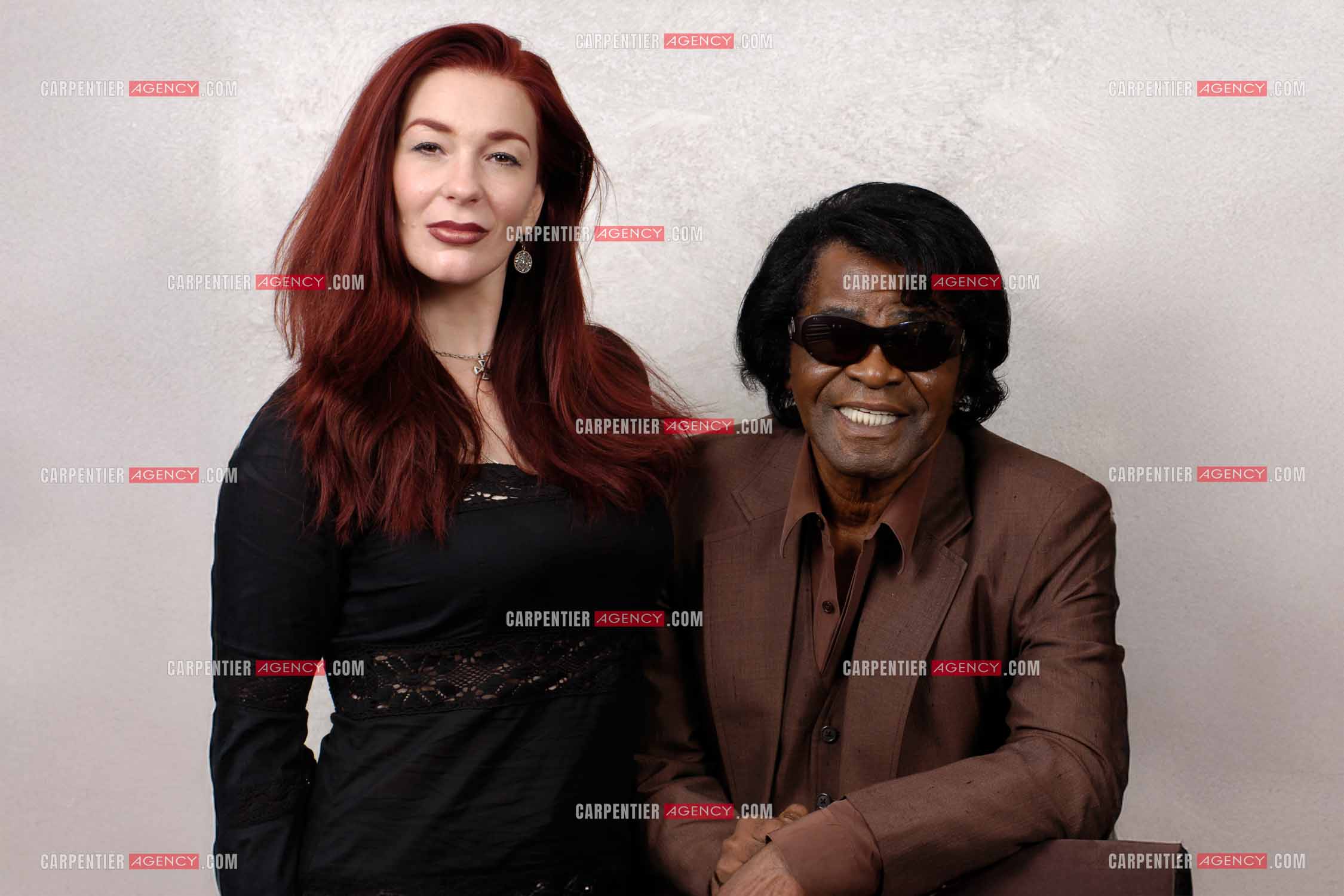 Le chanteur américain James Brown et sa femme Tomi Ray Hynie lors d'une séance photo dans leur chambre d'hôtel à Paris.  ( Exclusif )
