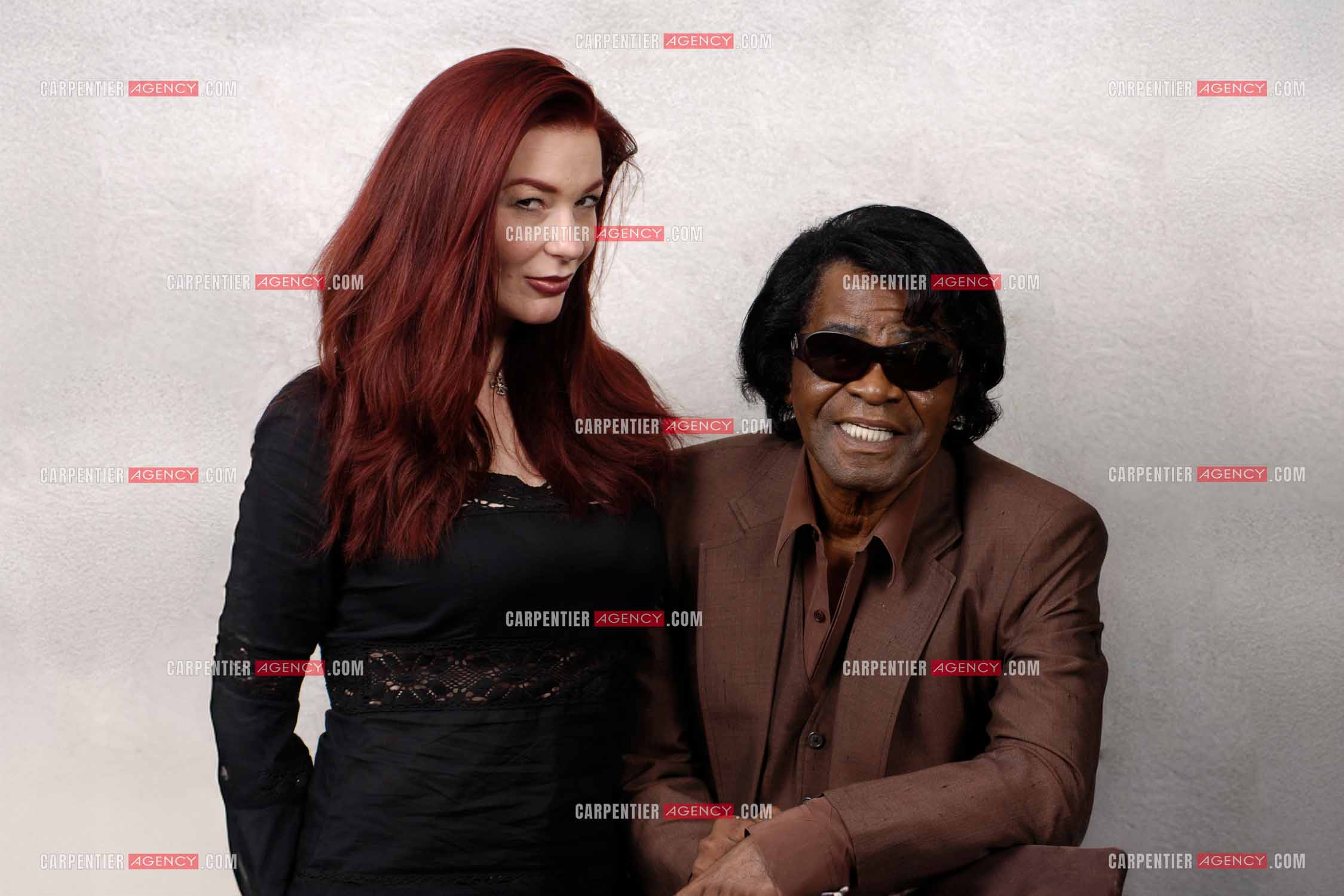 Le chanteur américain James Brown et sa femme Tomi Ray Hynie lors d'une séance photo dans leur chambre d'hôtel à Paris.  ( Exclusif )