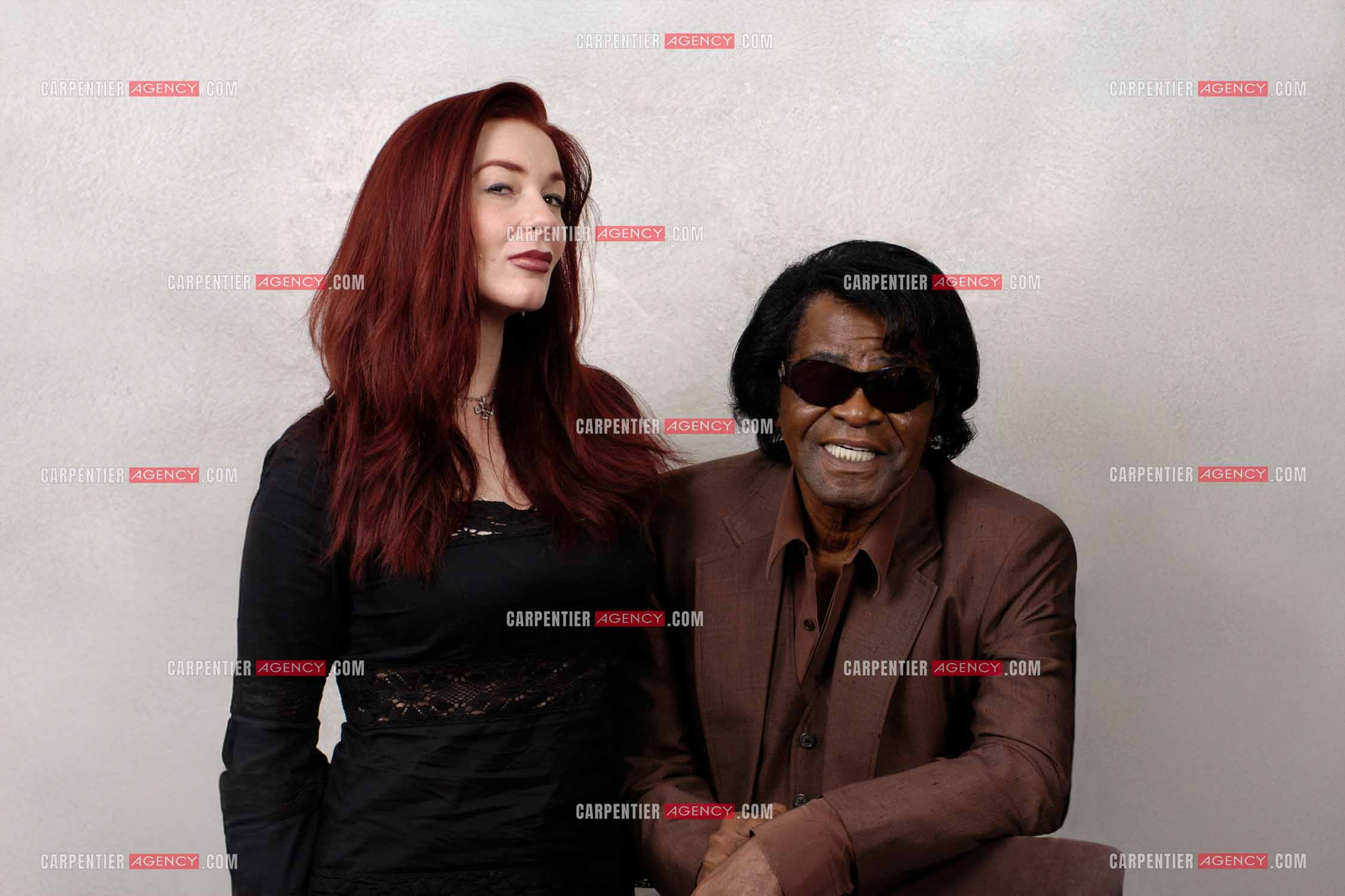 Le chanteur américain James Brown et sa femme Tomi Ray Hynie lors d'une séance photo dans leur chambre d'hôtel à Paris.  ( Exclusif )