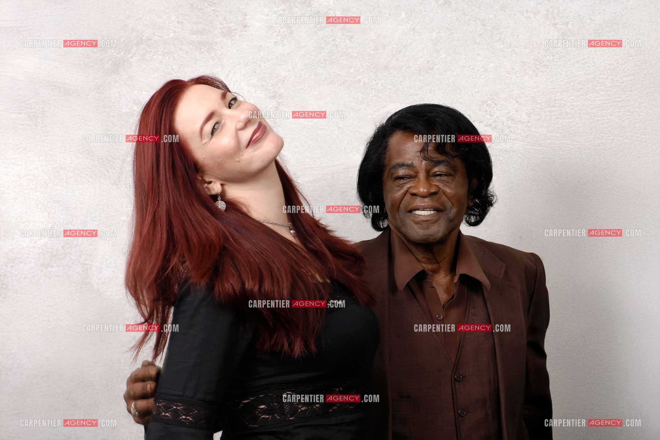 Le chanteur américain James Brown et sa femme Tomi Ray Hynie lors d'une séance photo dans leur chambre d'hôtel à Paris.  ( Exclusif )