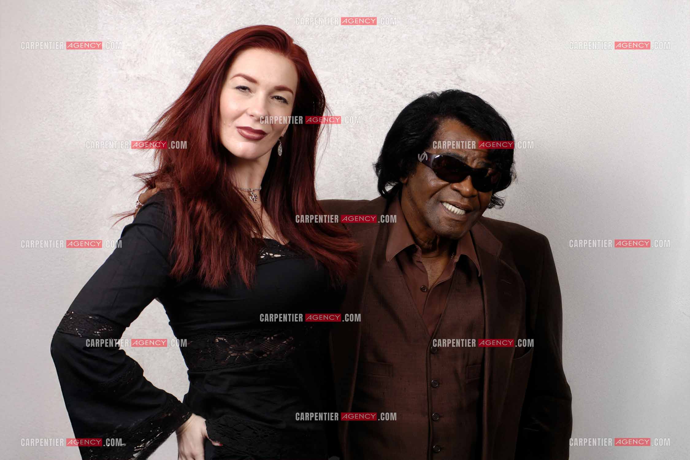 Le chanteur américain James Brown et sa femme Tomi Ray Hynie lors d'une séance photo dans leur chambre d'hôtel à Paris.  ( Exclusif )