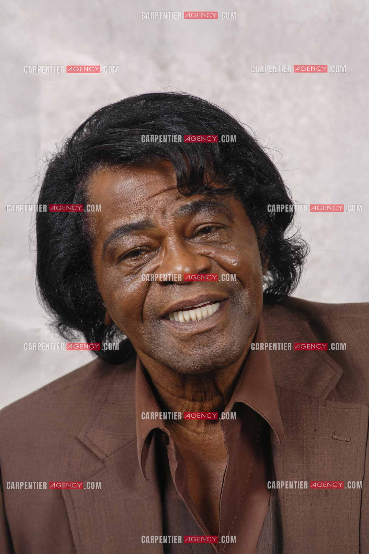 Le chanteur américain James Brown lors d'une séance photo dans sa chambre d'hôtel à Paris.  ( Exclusif )
