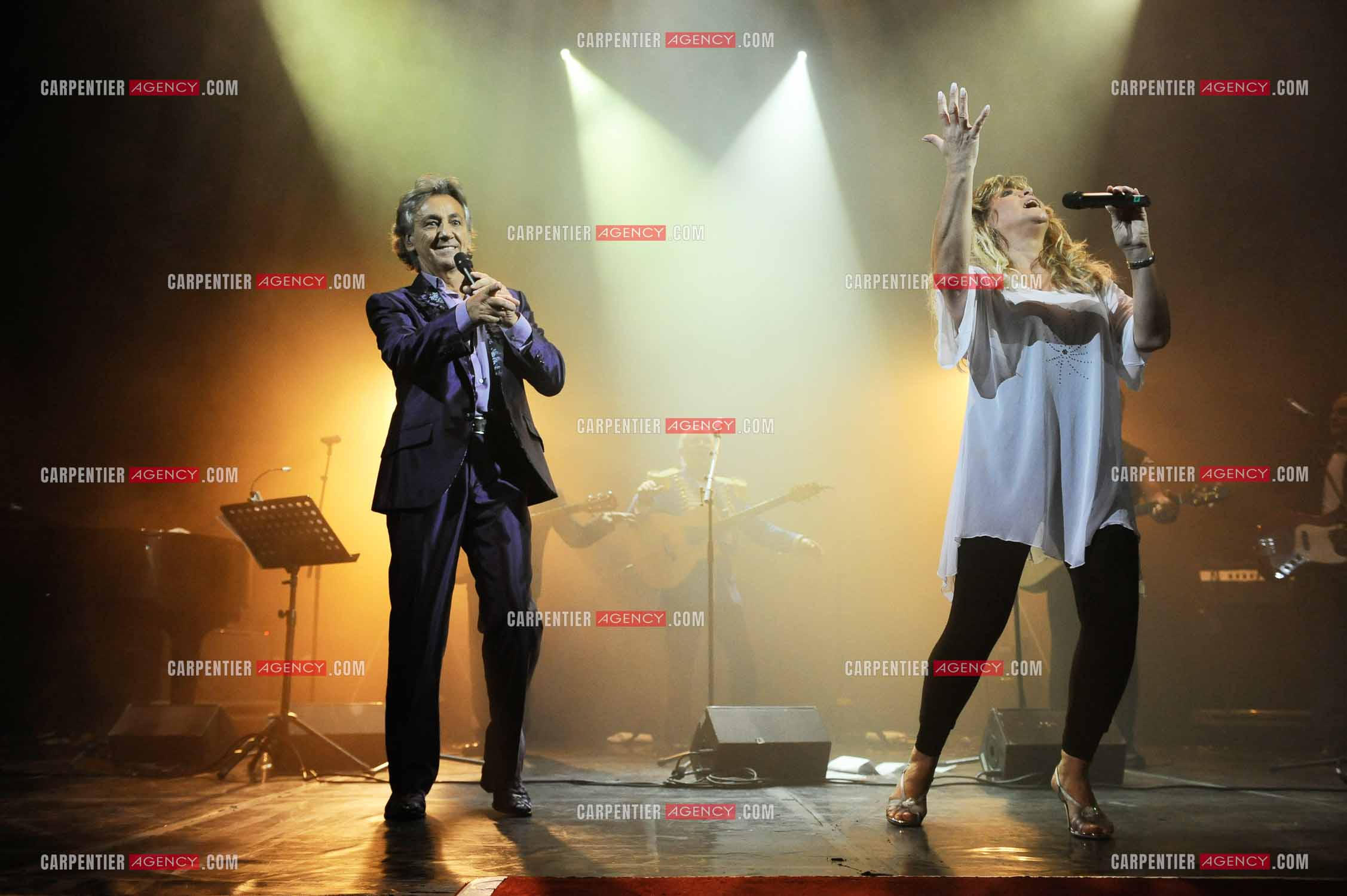 La tournée Stars 80. (Jean-Pierre Savelli ) Peter et Sloane (Chantal Richard), le couple interprète du titre “ Besoin de rien, envie de toi “ en concert.