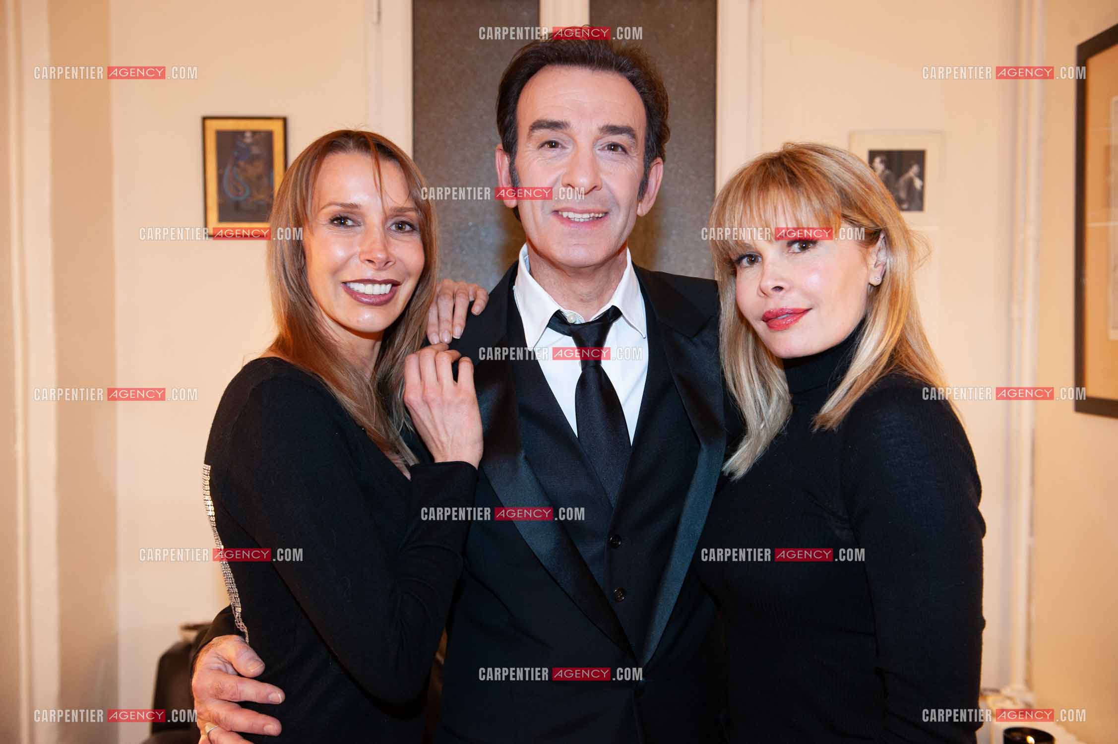 Le comédien et metteur en scène Robin Renucci entouré des Coco Girls dans sa loge  du “ Théâtre de Paris “ en 2010.   ( Exclusif )