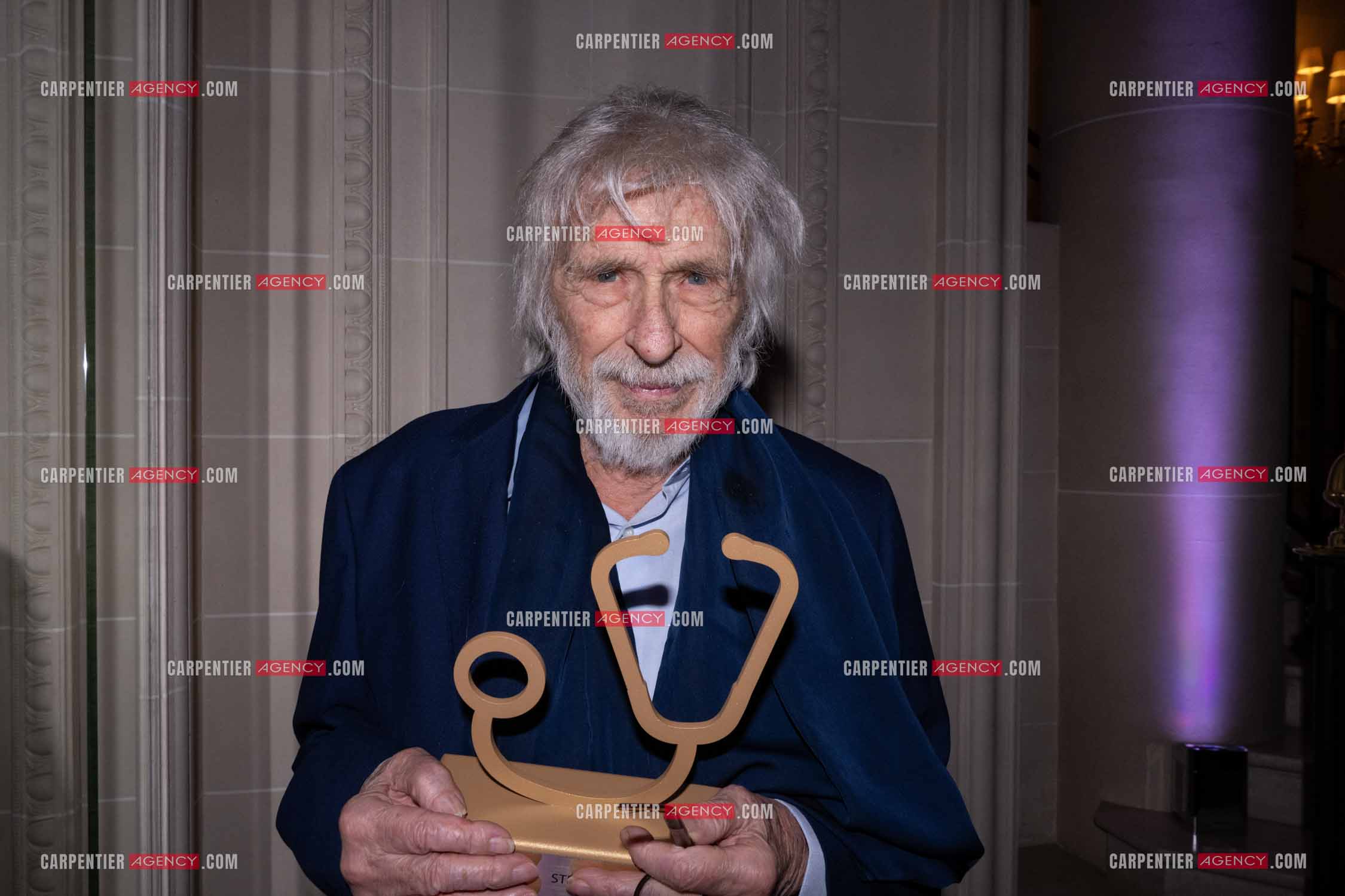 Soirée de Gala des Stéthos d'Or 2024 à l'Hôtel George V à Paris le 18 Mars 2024. L'acteur Pierre Richard avec son prix le Stéthos d'or 2024.