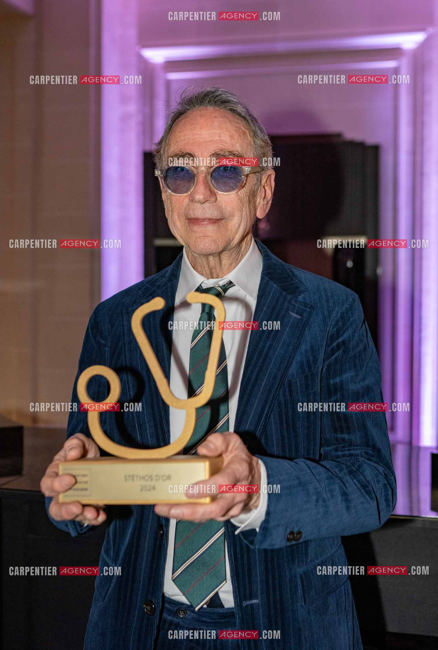 Soirée de Gala des Stéthos d'Or 2024 à l'Hôtel George V à Paris le 18 Mars 2024. Le chanteur Alain Chamfort avec son prix le Stéthos d'or 2024.