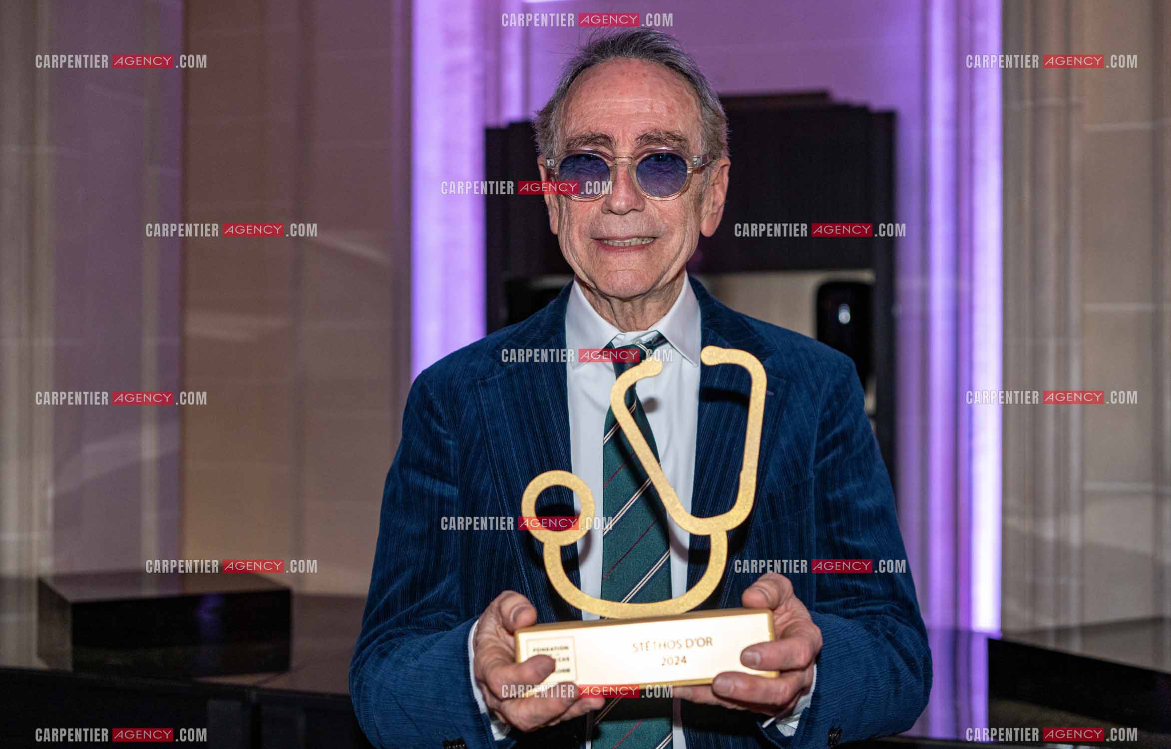 Soirée de Gala des Stéthos d'Or 2024 à l'Hôtel George V à Paris le 18 Mars 2024. Le chanteur Alain Chamfort avec son prix le Stéthos d'or 2024.