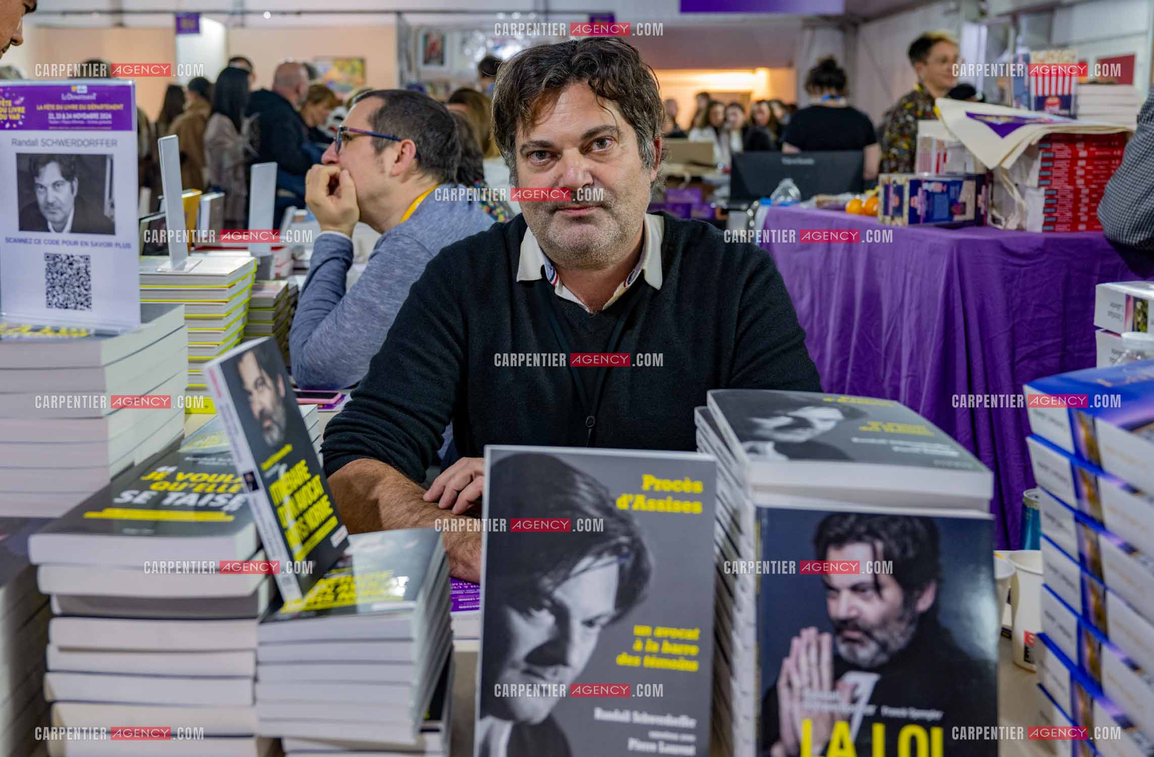 Salon du livre 2024 place des Armes à Toulon. L'avocat pénaliste Randall Schwerdorffer présente son nouveau livre “LA LOI, JUSTE LA LOI“ aux éditions Hugo-Doc.  ( Exclusif )