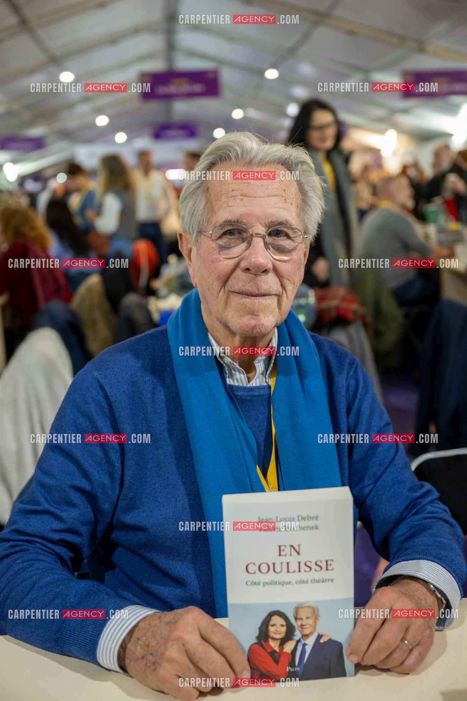 Salon du livre 2024 place des Armes à Toulon. Jean-Louis Debré présente son nouveau livre “EN COULISSE côté politique, côté théâtre“ aux éditions Plon.  ( Exclusif )