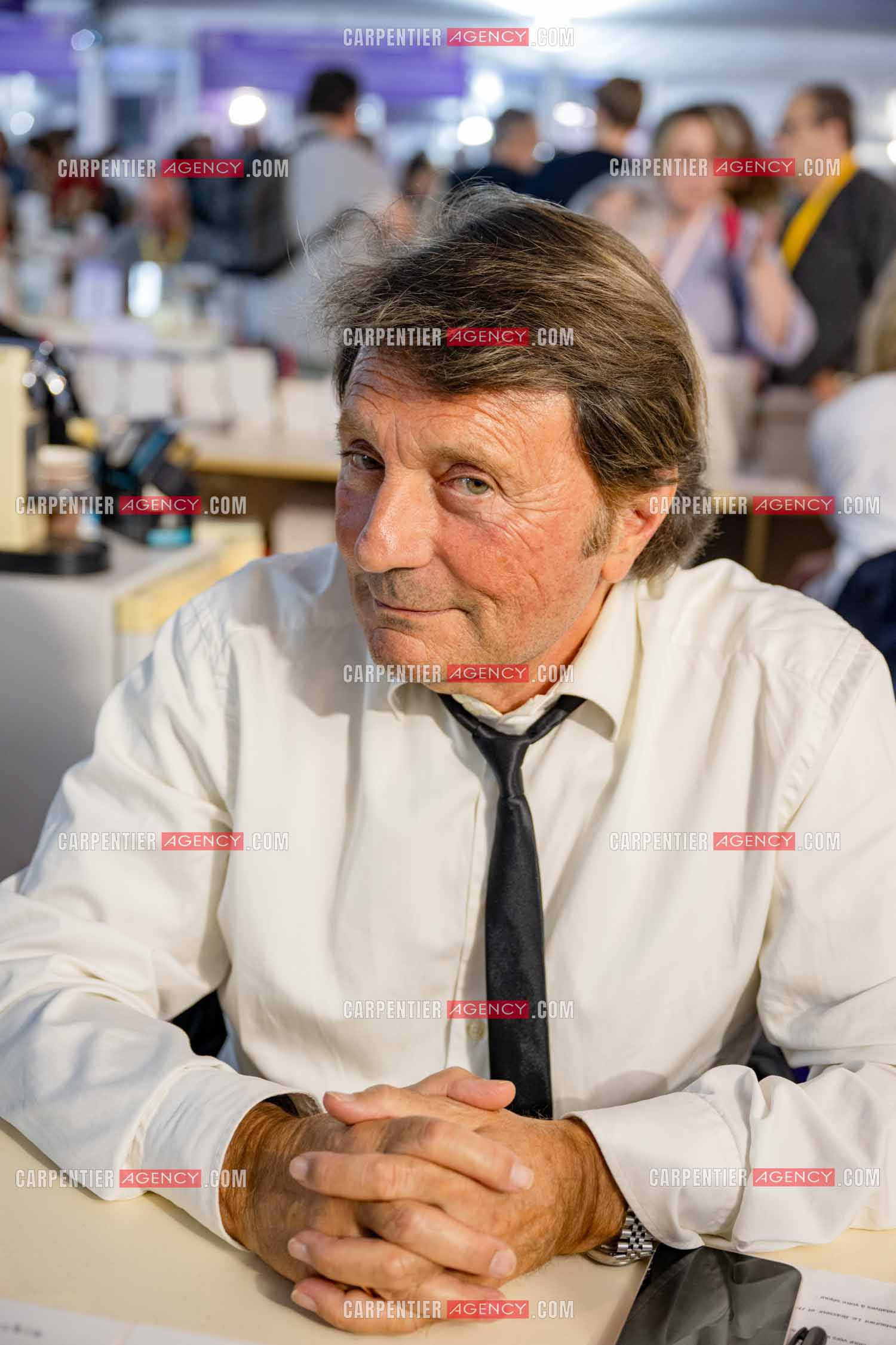 Salon du livre 2024 place des Armes à Toulon. L'avocat Jacques Verrecchia présente son nouveau livre “AVOCAT DU PATRON" Mareuil Éditions.   ( Exclusif )