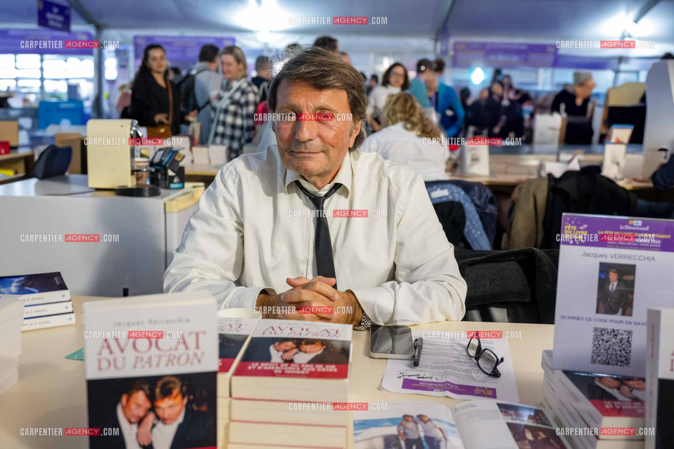 Salon du livre 2024 place des Armes à Toulon. L'avocat Jacques Verrecchia présente son nouveau livre “AVOCAT DU PATRON" Mareuil Éditions.   ( Exclusif )