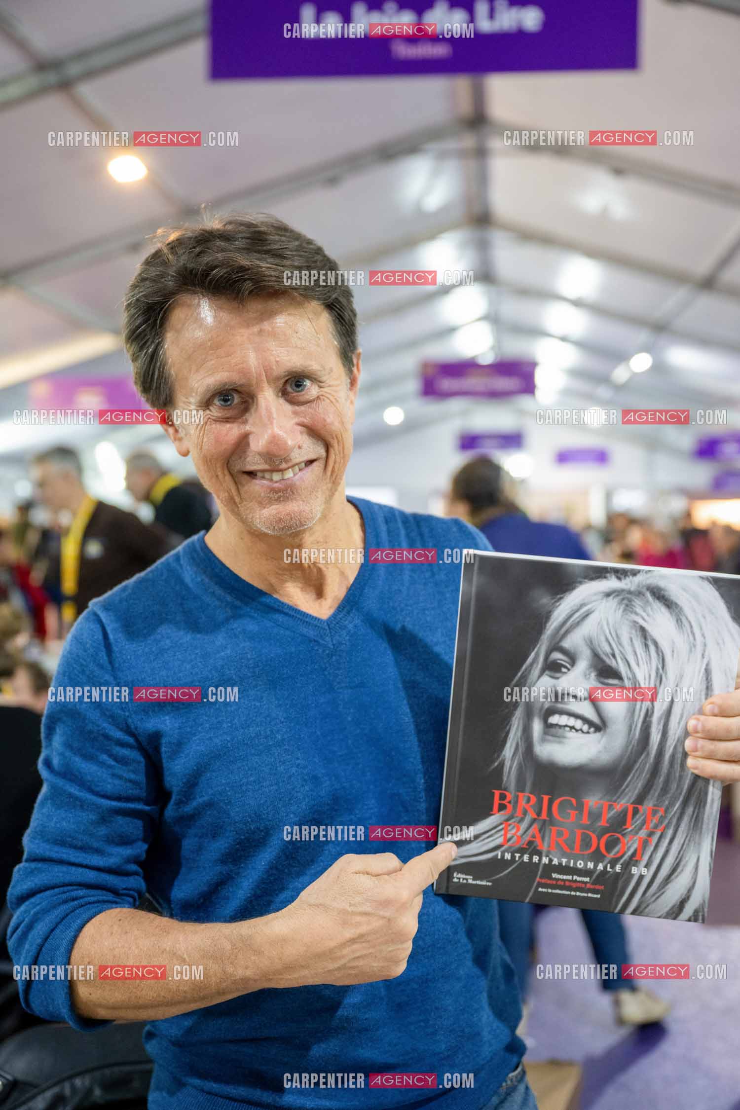 Salon du livre 2024 place des Armes à Toulon. L'animateur Vincent Perrot présente son livre “BRIGITTE BARDOT“ aux éditions La Martinière.   ( Exclusif )