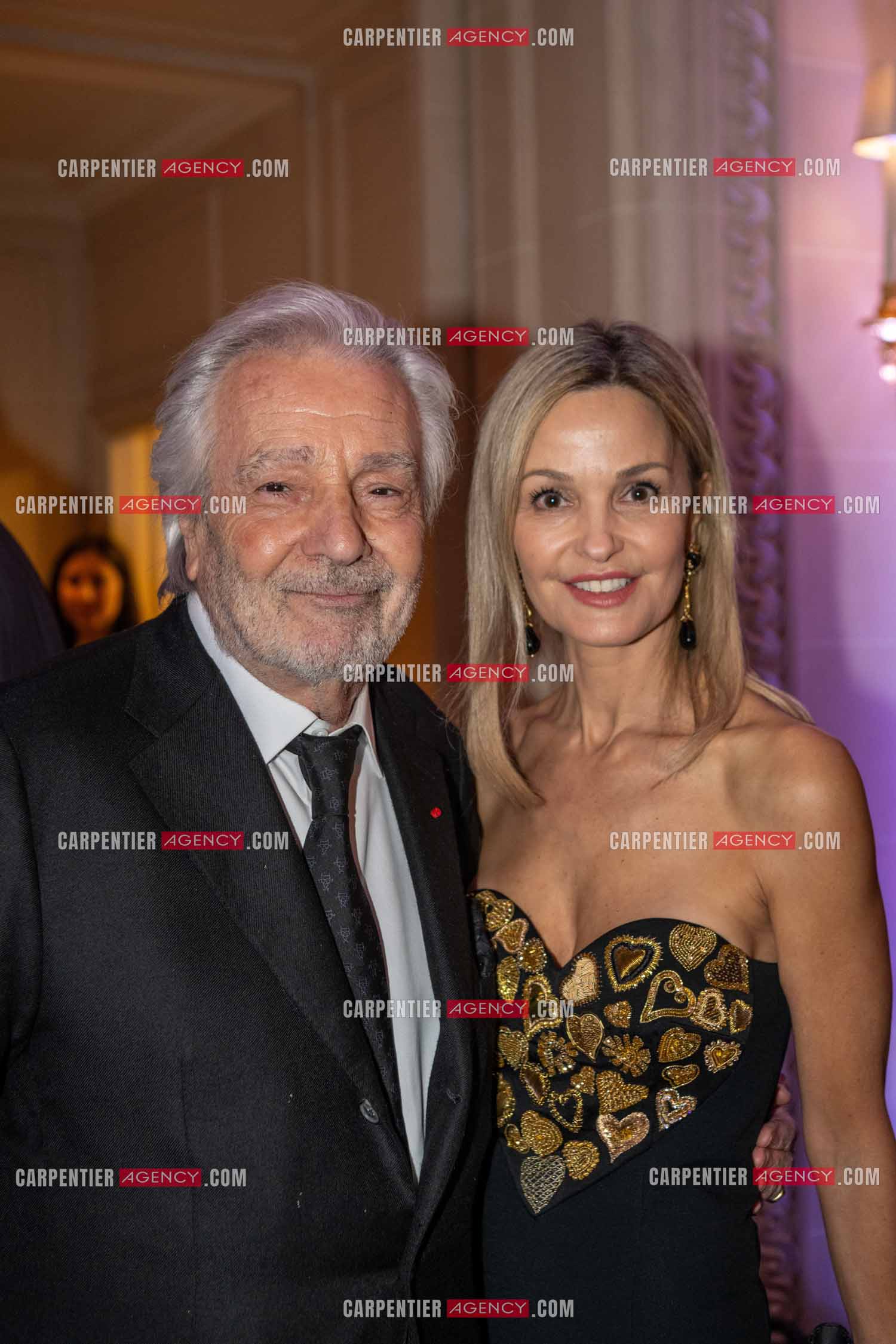Soirée de Gala des Stéthos d'Or 2024 à l'Hôtel George V à Paris le 18 Mars 2024. L'acteur Pierre Arditi et Madame Marie Saldmann.