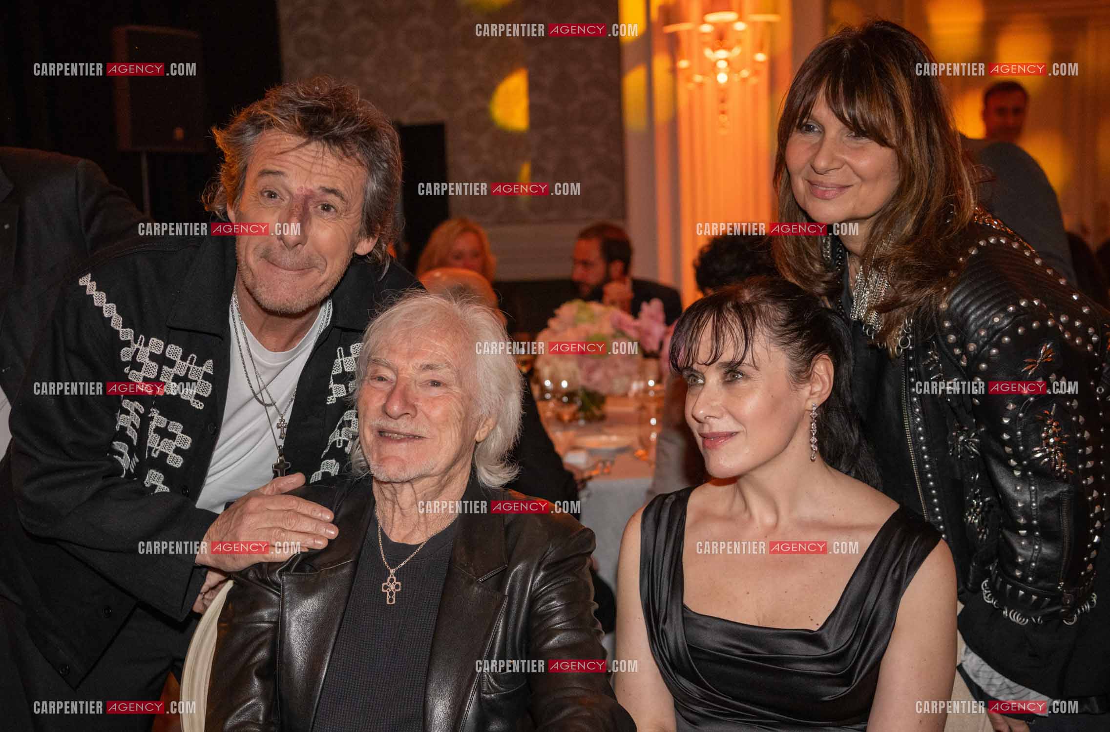 Soirée de Gala des Stéthos d'Or 2024 à l'Hôtel George V à Paris le 18 Mars 2024. L'animateur Jean-Luc Reichmann, le chanteur Hugues Aufray et leurs épouses Muriel et Nathalie.