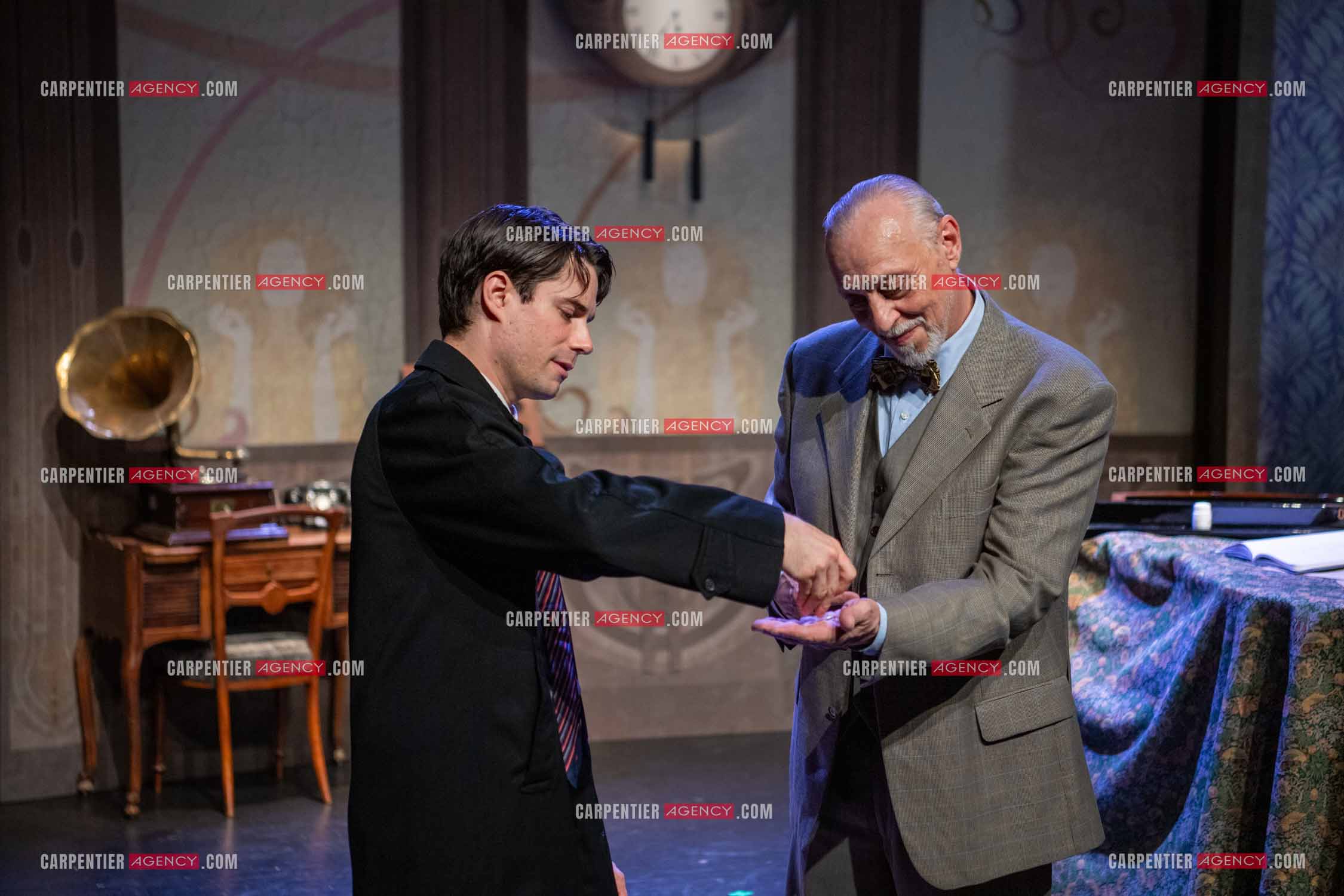 Filage de la pièce “ VIEILLES CHANSONS MALÉFIQUES “ au théâtre Le Chien Qui Fume à Avignon. La pièce est Interprétée par Tom Novembre et Nicolas Verdier. ( Exclusif )