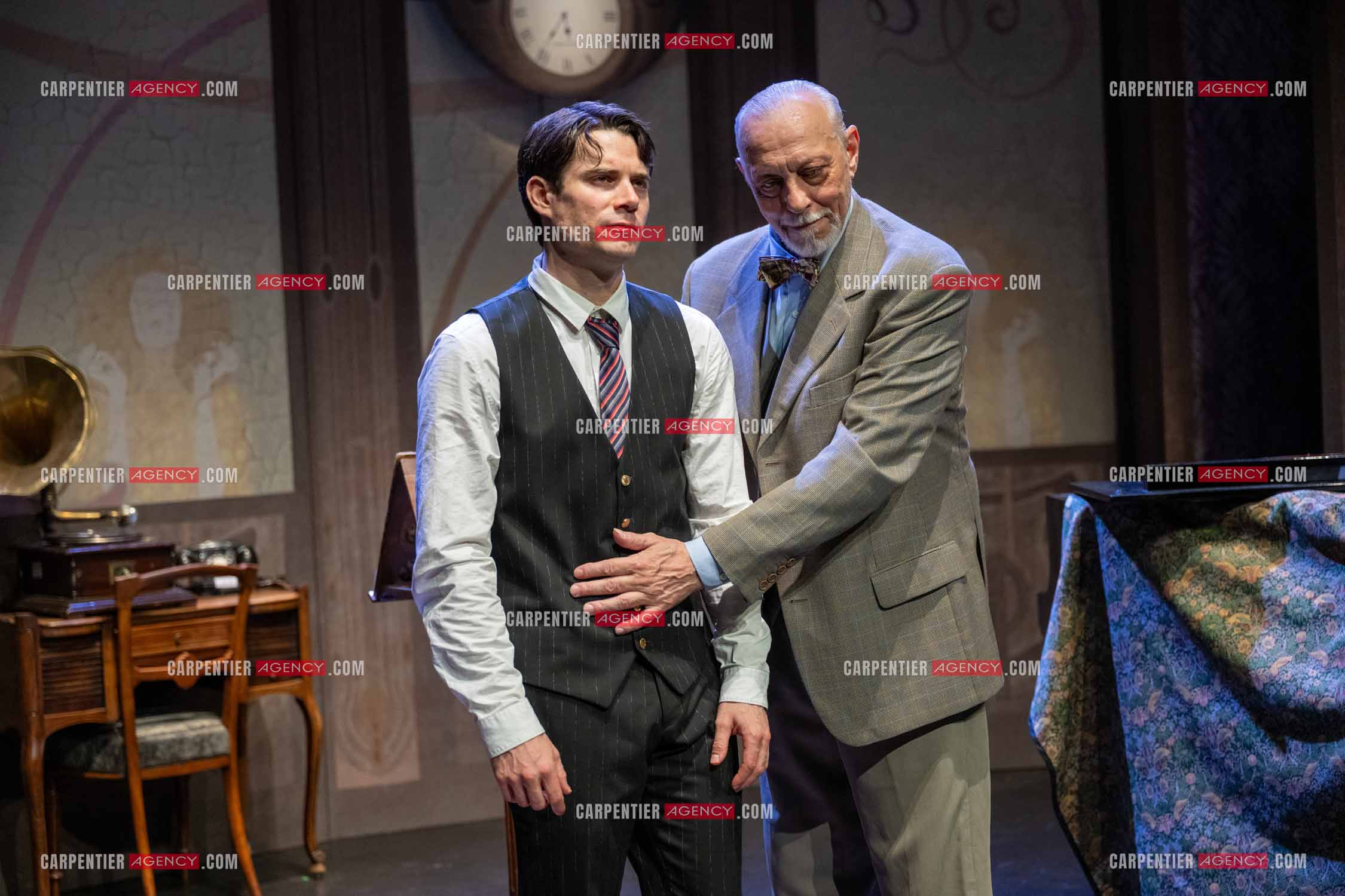 Filage de la pièce “ VIEILLES CHANSONS MALÉFIQUES “ au théâtre Le Chien Qui Fume à Avignon. La pièce est Interprétée par Tom Novembre et Nicolas Verdier. ( Exclusif )