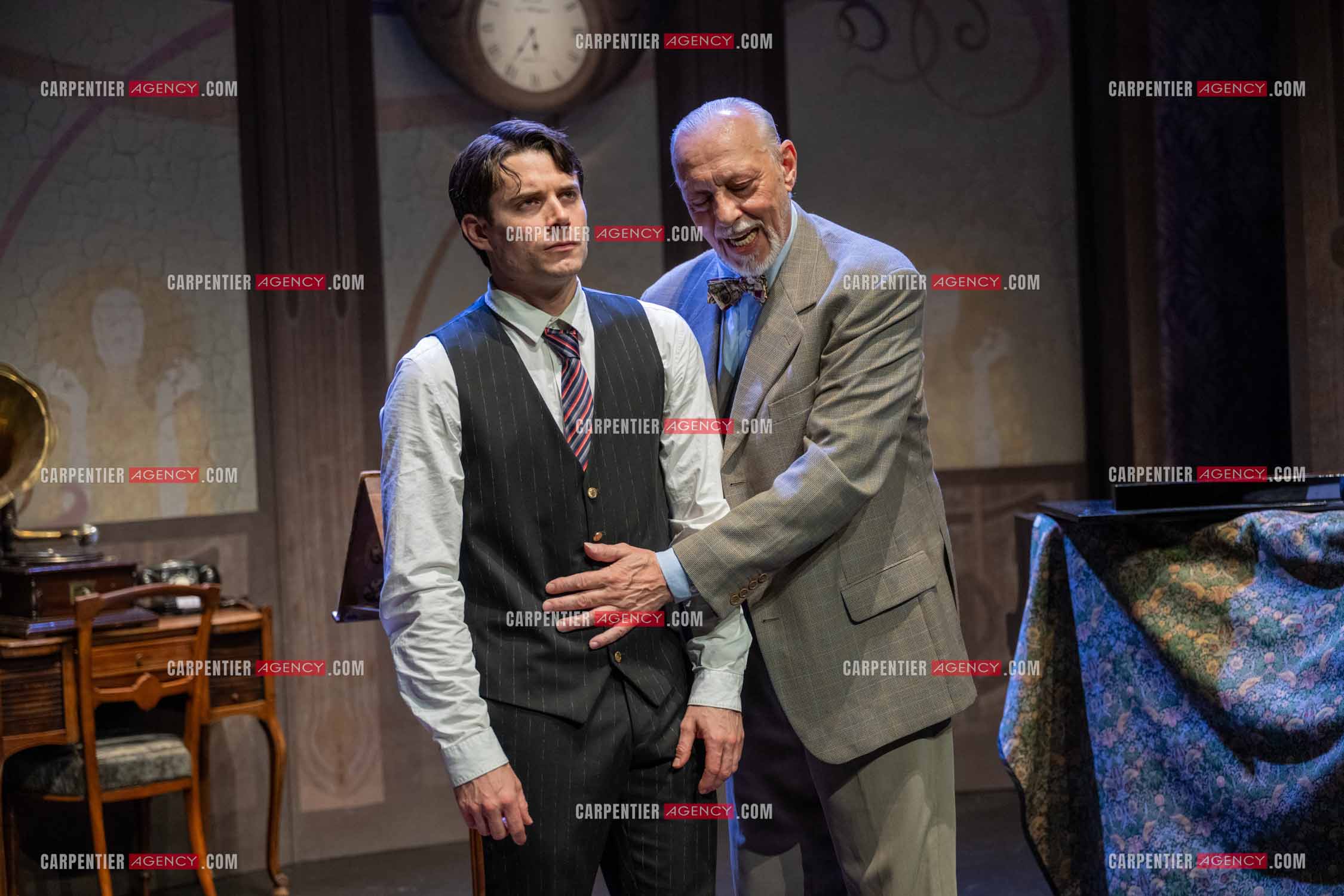 Filage de la pièce “ VIEILLES CHANSONS MALÉFIQUES “ au théâtre Le Chien Qui Fume à Avignon. La pièce est Interprétée par Tom Novembre et Nicolas Verdier. ( Exclusif )