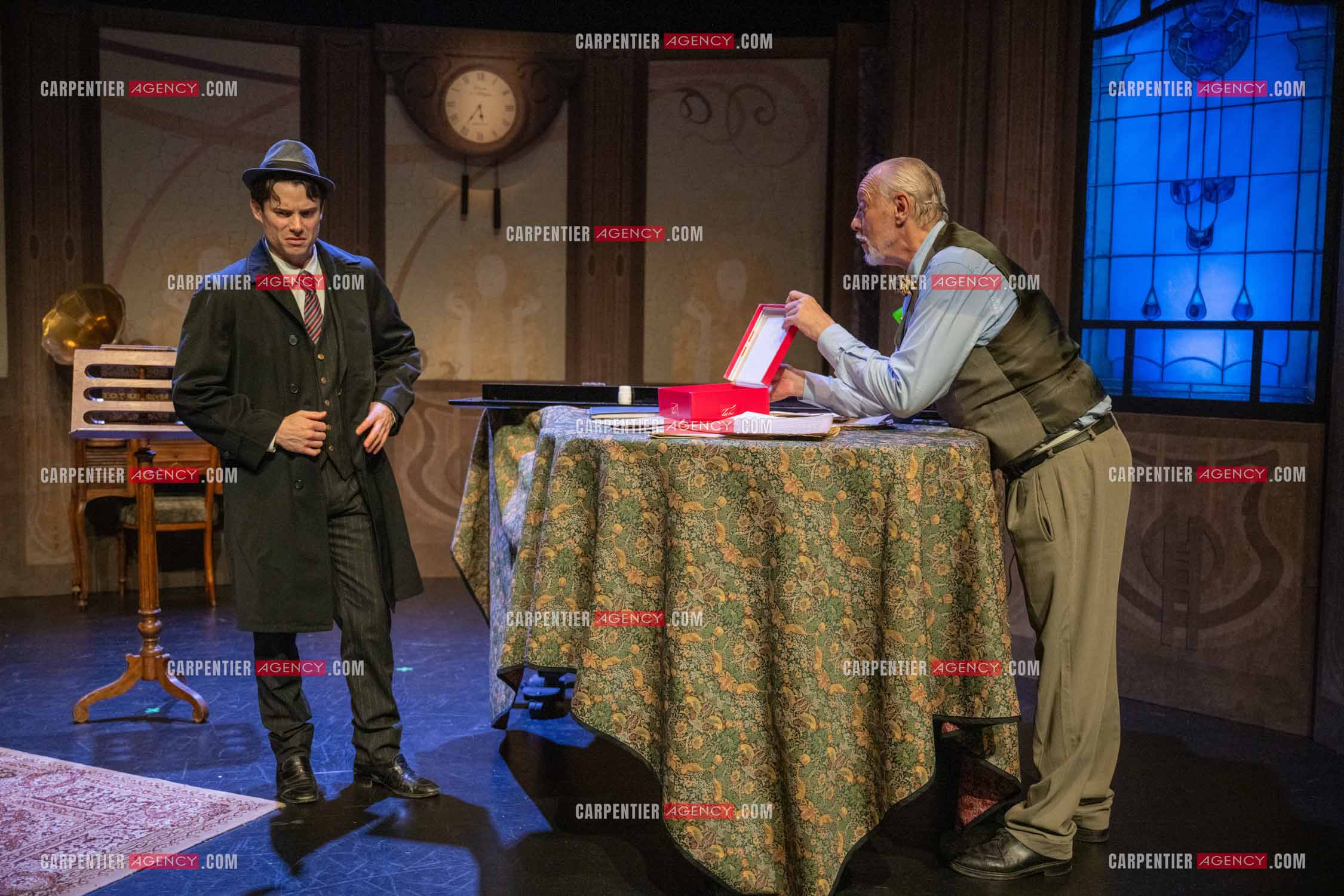 Filage de la pièce “ VIEILLES CHANSONS MALÉFIQUES “ au théâtre Le Chien Qui Fume à Avignon. La pièce est Interprétée par Tom Novembre et Nicolas Verdier. ( Exclusif )