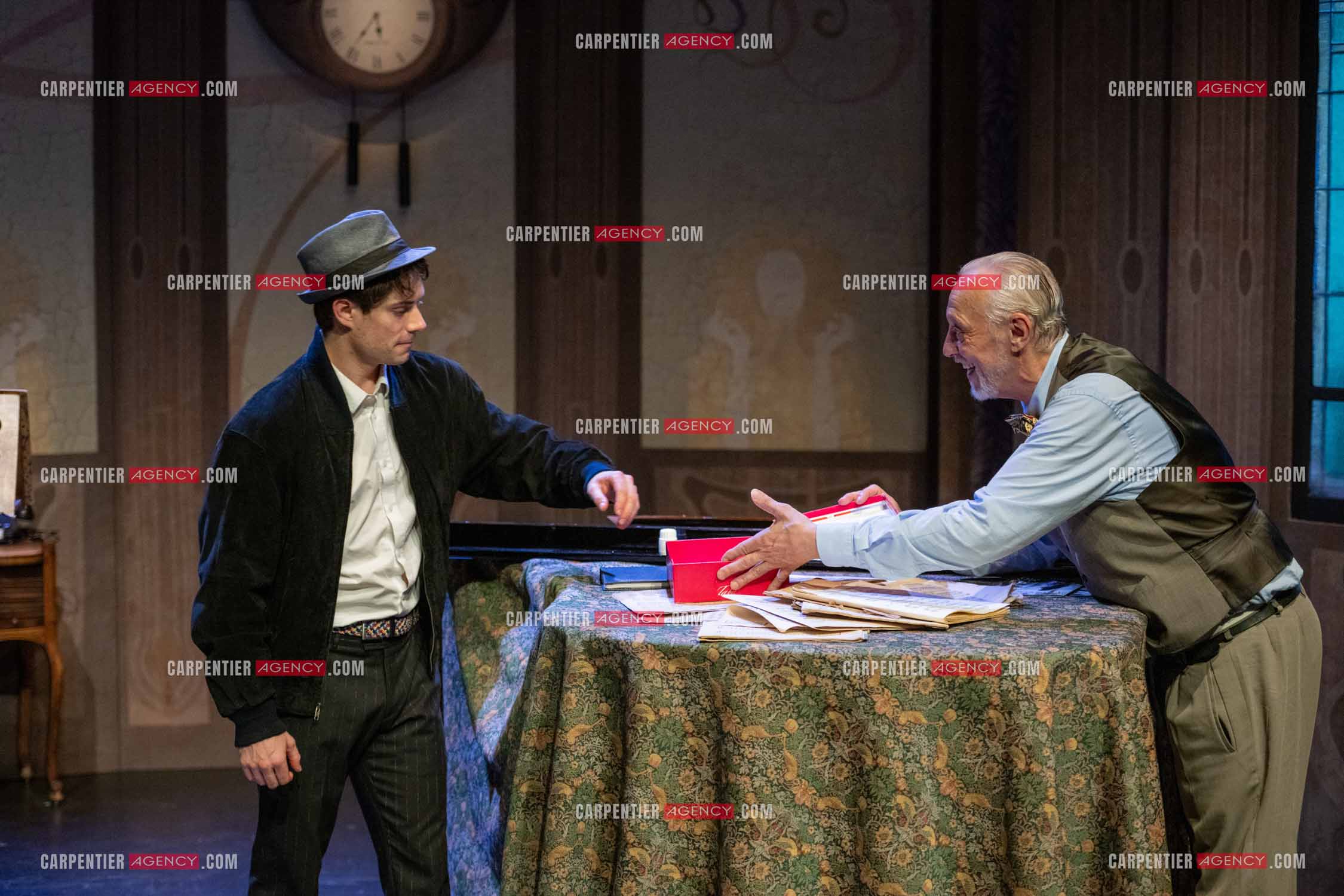 Filage de la pièce “ VIEILLES CHANSONS MALÉFIQUES “ au théâtre Le Chien Qui Fume à Avignon. La pièce est Interprétée par Tom Novembre et Nicolas Verdier. ( Exclusif )