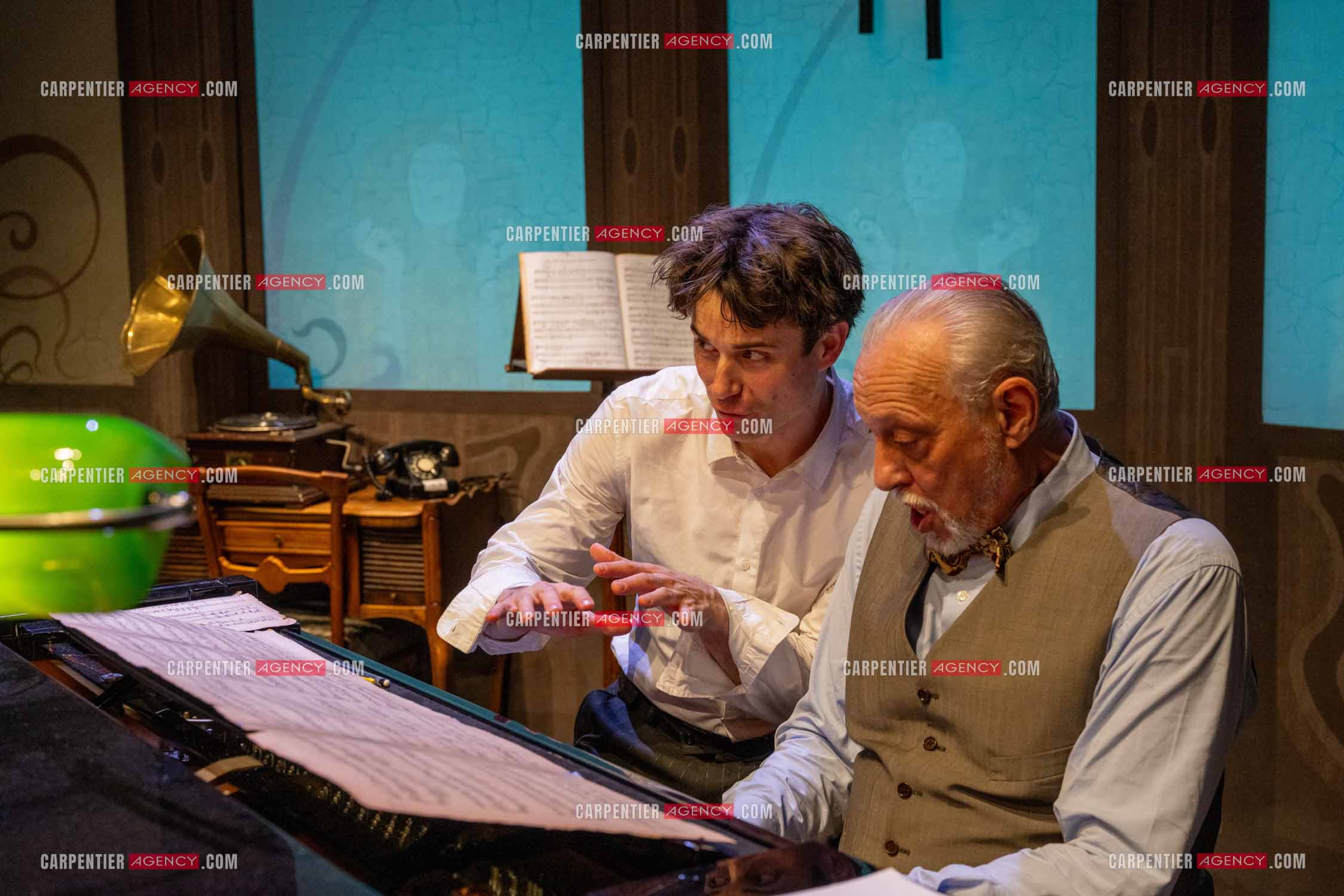 Filage de la pièce “ VIEILLES CHANSONS MALÉFIQUES “ au théâtre Le Chien Qui Fume à Avignon. La pièce est Interprétée par Tom Novembre et Nicolas Verdier. ( Exclusif )