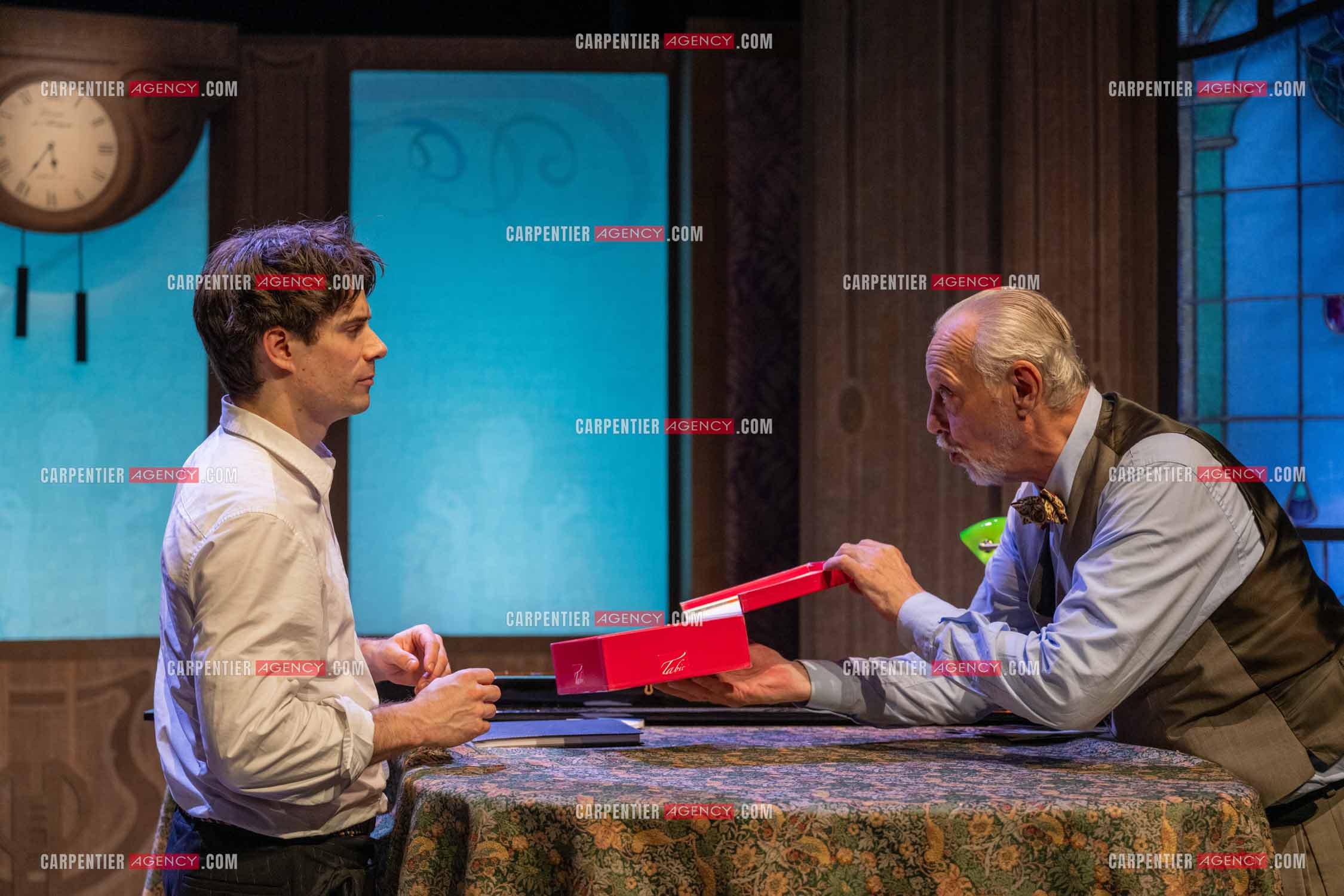 Filage de la pièce “ VIEILLES CHANSONS MALÉFIQUES “ au théâtre Le Chien Qui Fume à Avignon. La pièce est Interprétée par Tom Novembre et Nicolas Verdier. ( Exclusif )