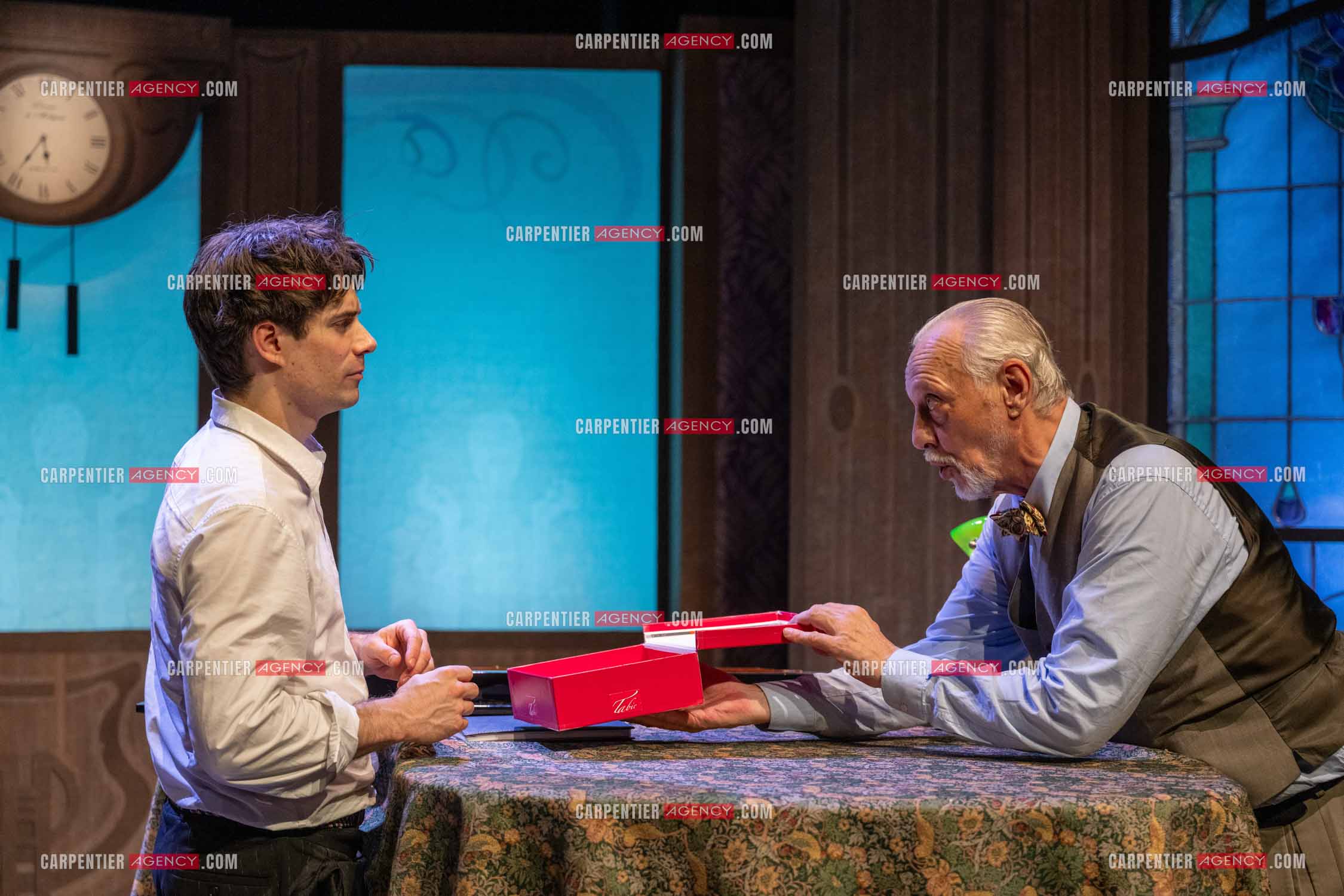 Filage de la pièce “ VIEILLES CHANSONS MALÉFIQUES “ au théâtre Le Chien Qui Fume à Avignon. La pièce est Interprétée par Tom Novembre et Nicolas Verdier. ( Exclusif )