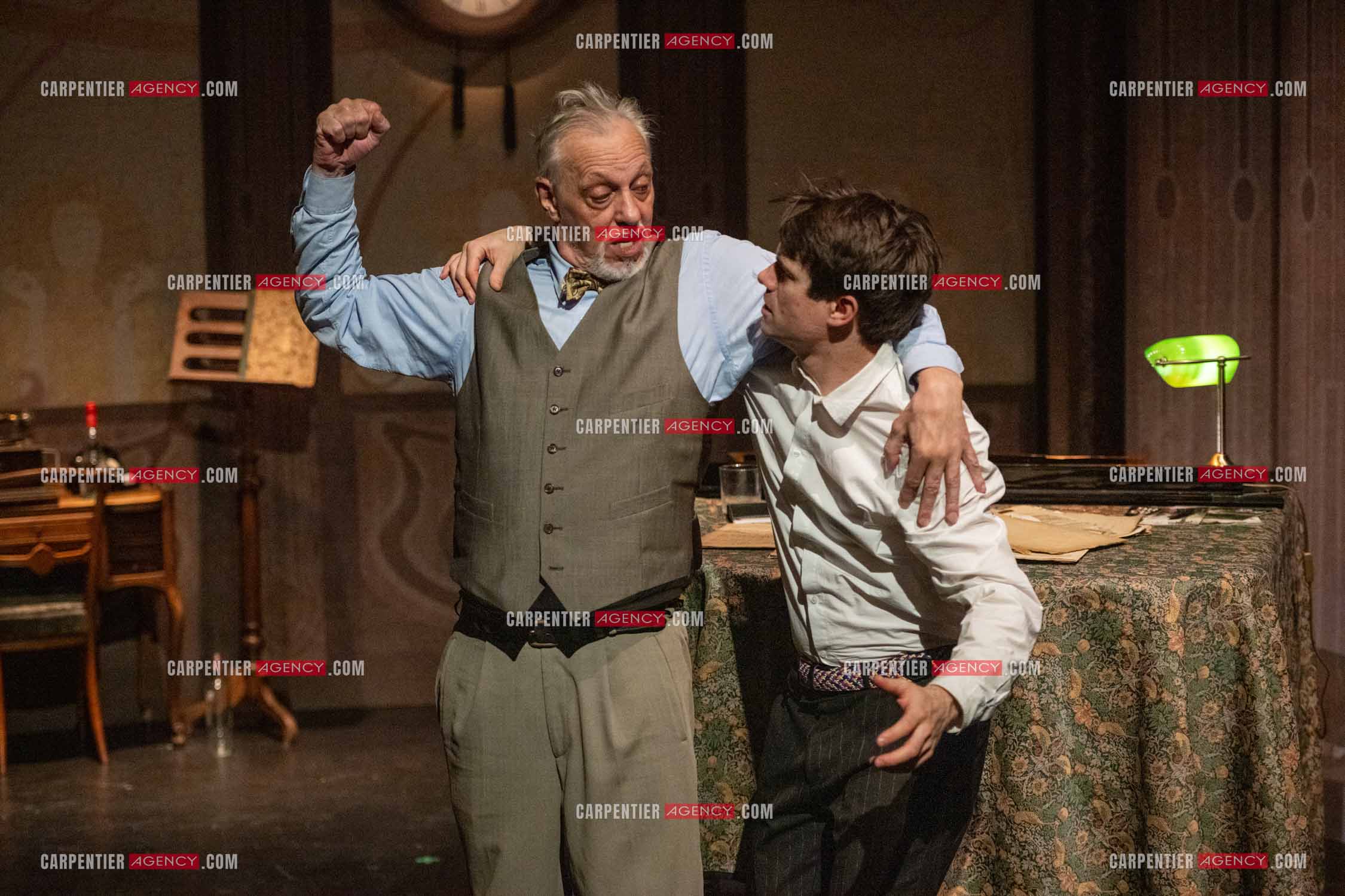 Filage de la pièce “ VIEILLES CHANSONS MALÉFIQUES “ au théâtre Le Chien Qui Fume à Avignon. La pièce est Interprétée par Tom Novembre et Nicolas Verdier. ( Exclusif )