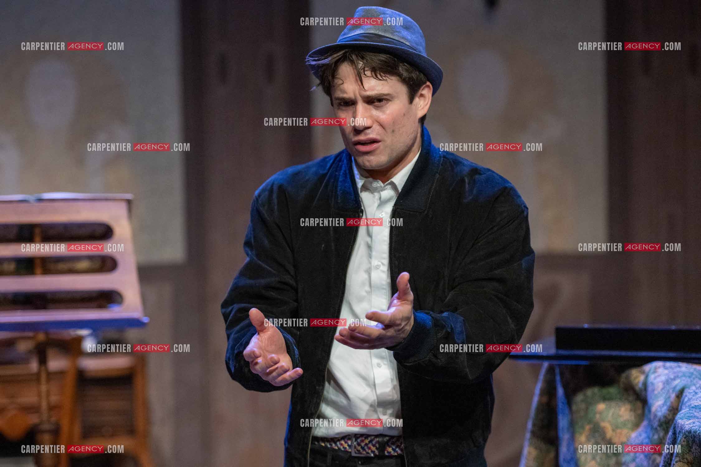 Filage de la pièce “ VIEILLES CHANSONS MALÉFIQUES “ au théâtre Le Chien Qui Fume à Avignon. La pièce est Interprétée par Tom Novembre et Nicolas Verdier. ( Exclusif )