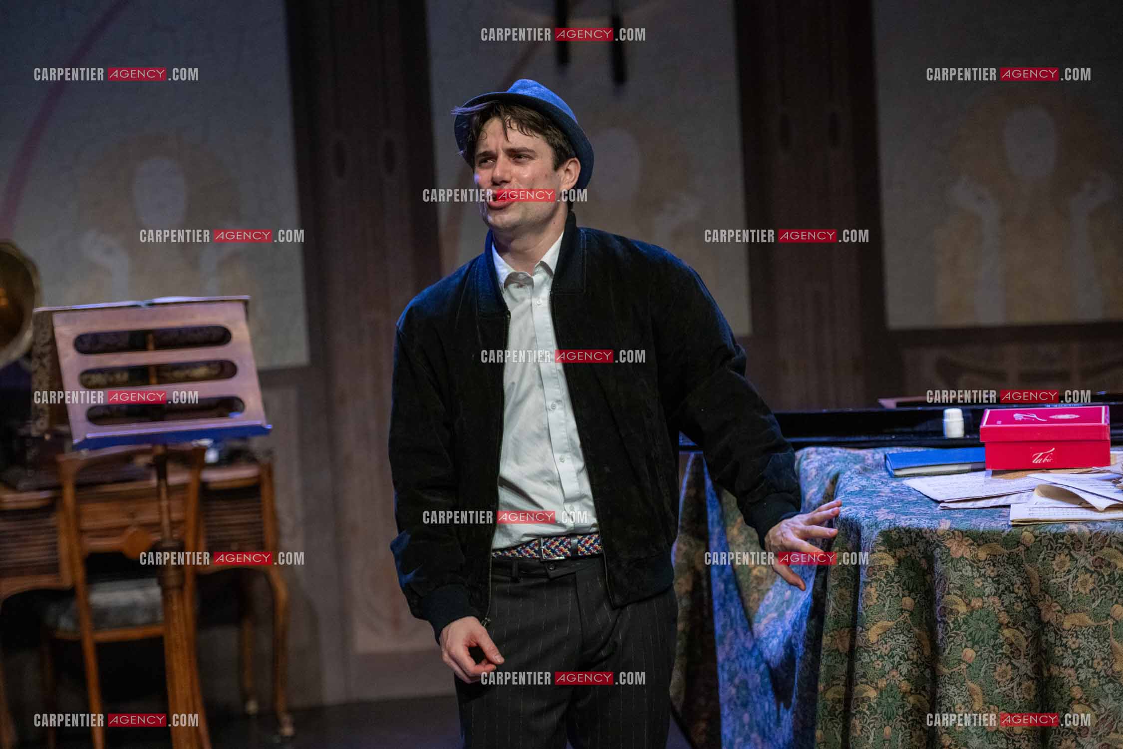 Filage de la pièce “ VIEILLES CHANSONS MALÉFIQUES “ au théâtre Le Chien Qui Fume à Avignon. La pièce est Interprétée par Tom Novembre et Nicolas Verdier. ( Exclusif )