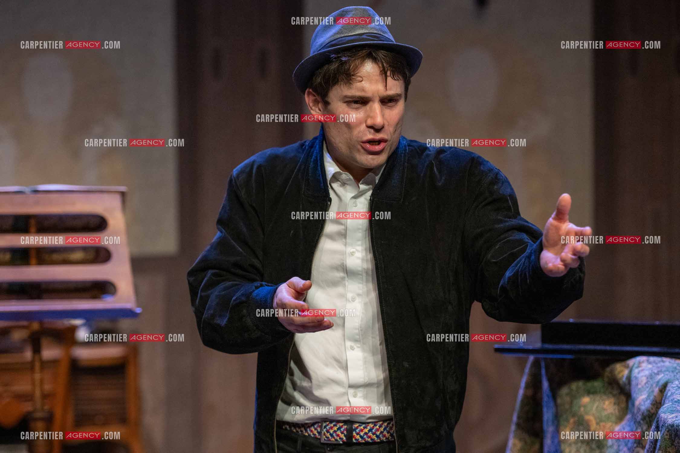 Filage de la pièce “ VIEILLES CHANSONS MALÉFIQUES “ au théâtre Le Chien Qui Fume à Avignon. La pièce est Interprétée par Tom Novembre et Nicolas Verdier. ( Exclusif )