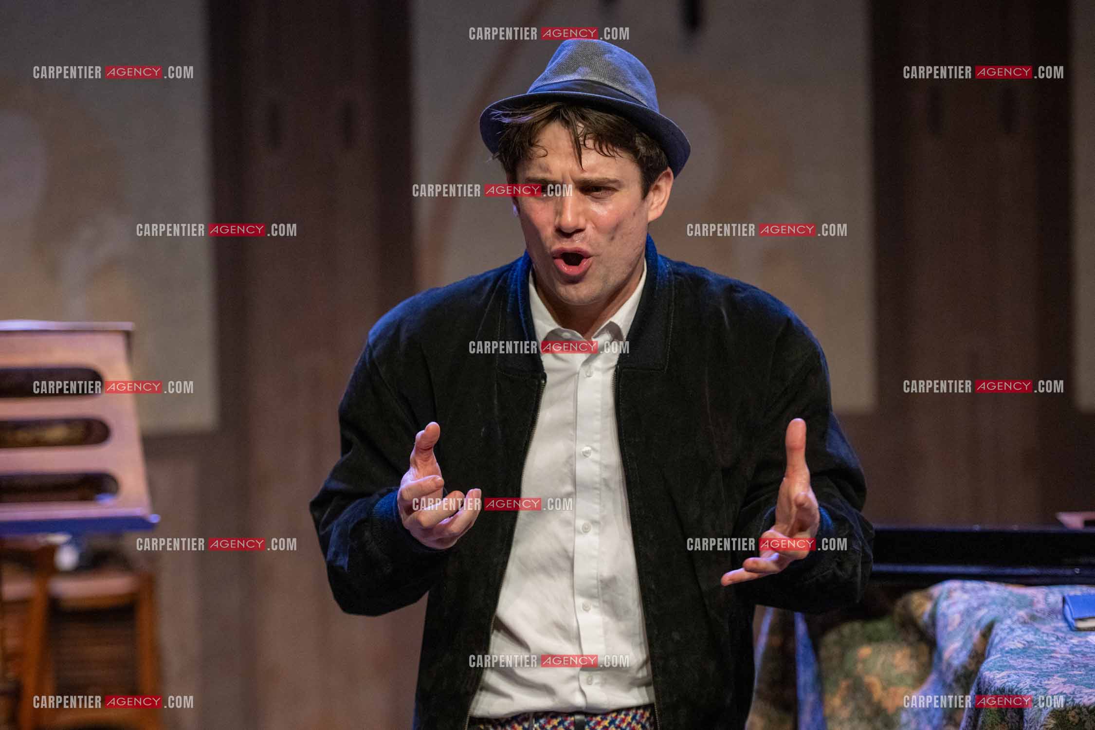 Filage de la pièce “ VIEILLES CHANSONS MALÉFIQUES “ au théâtre Le Chien Qui Fume à Avignon. La pièce est Interprétée par Tom Novembre et Nicolas Verdier. ( Exclusif )